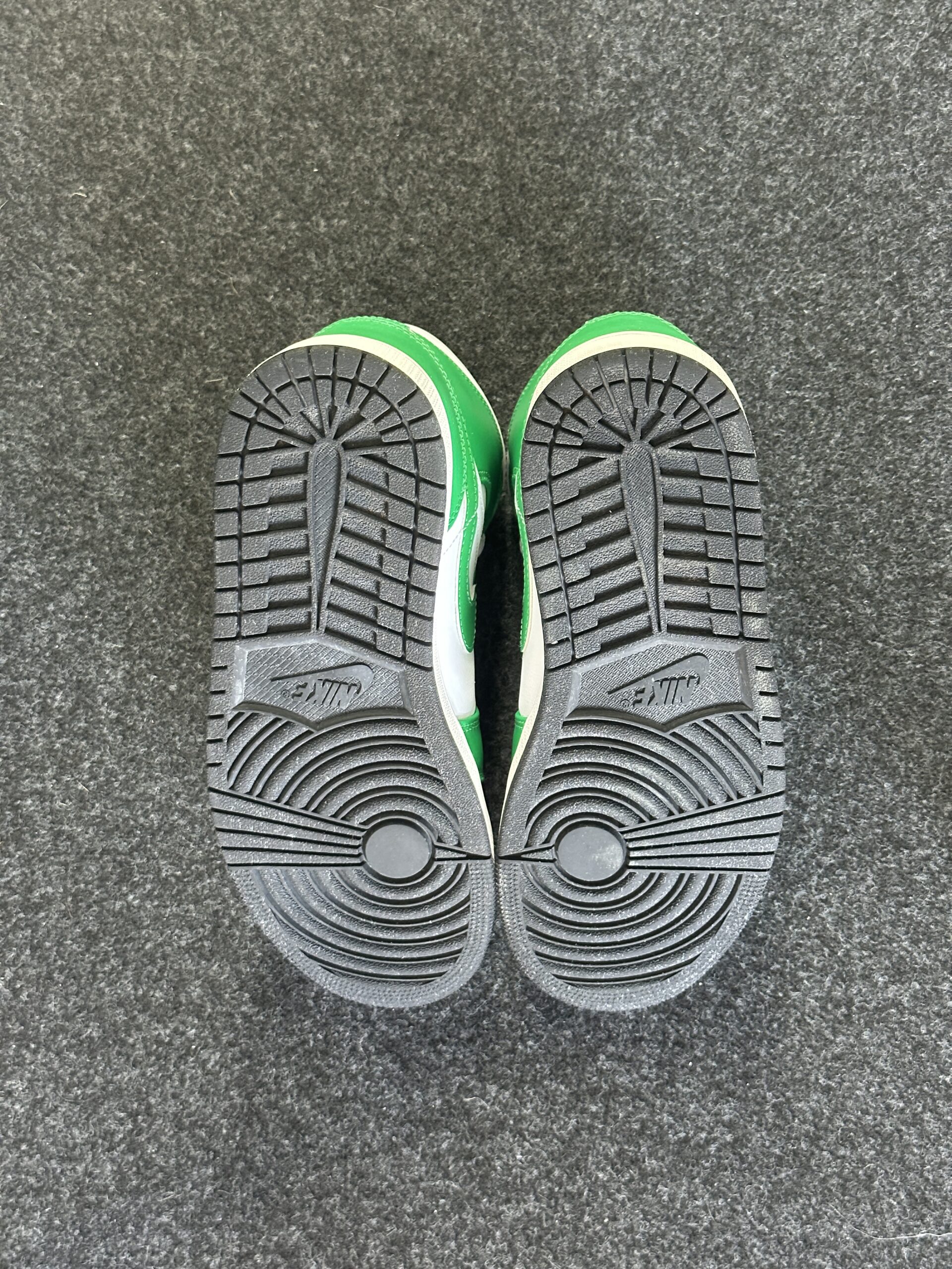 Air Jordan 1 Mid Lucky Green DQ8426-301 taglia EU 40 vista suole