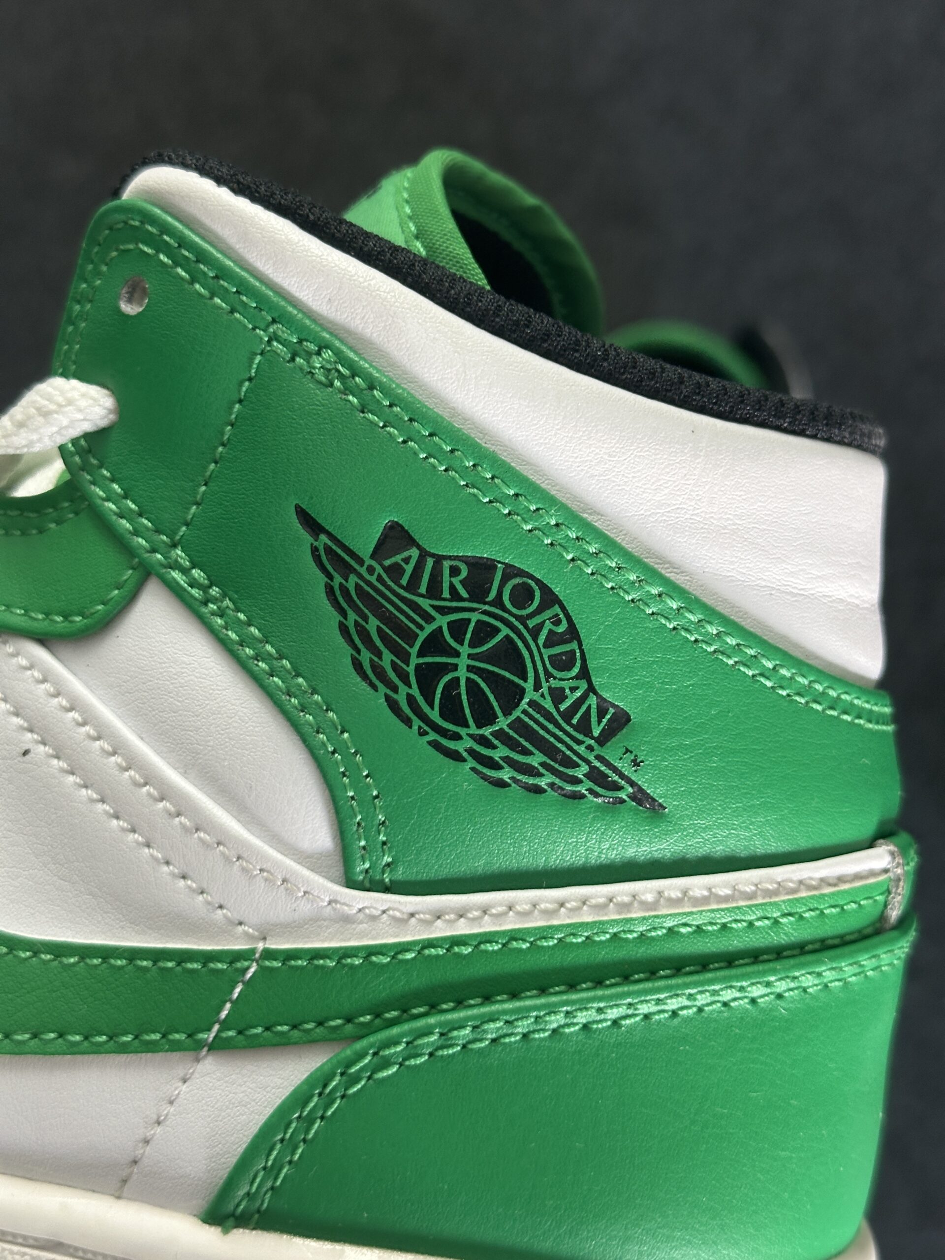 Air Jordan 1 Mid Lucky Green DQ8426-301 taglia EU 40 vista logo