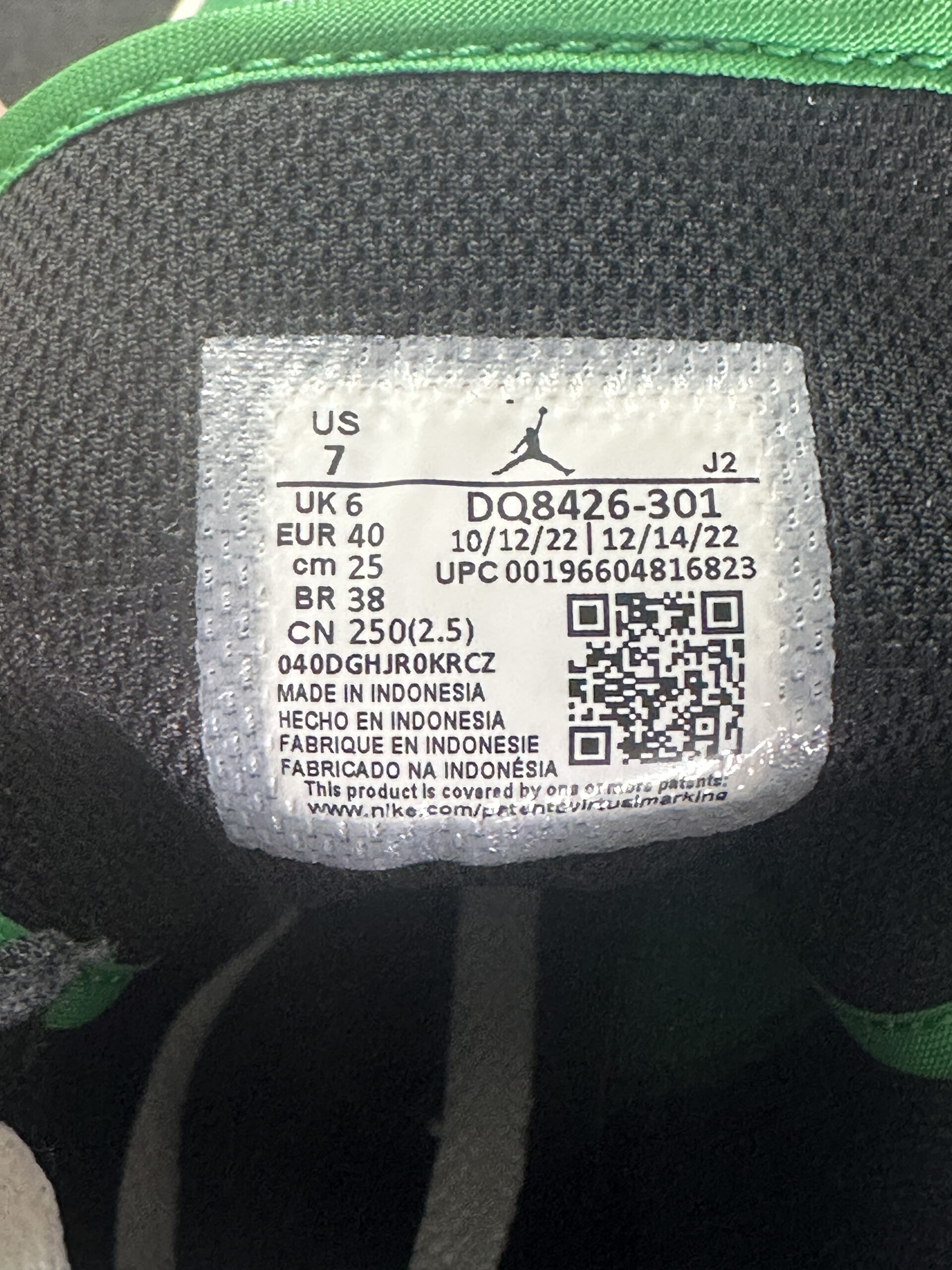 Air Jordan 1 Mid Lucky Green DQ8426-301 taglia EU 40 vista label