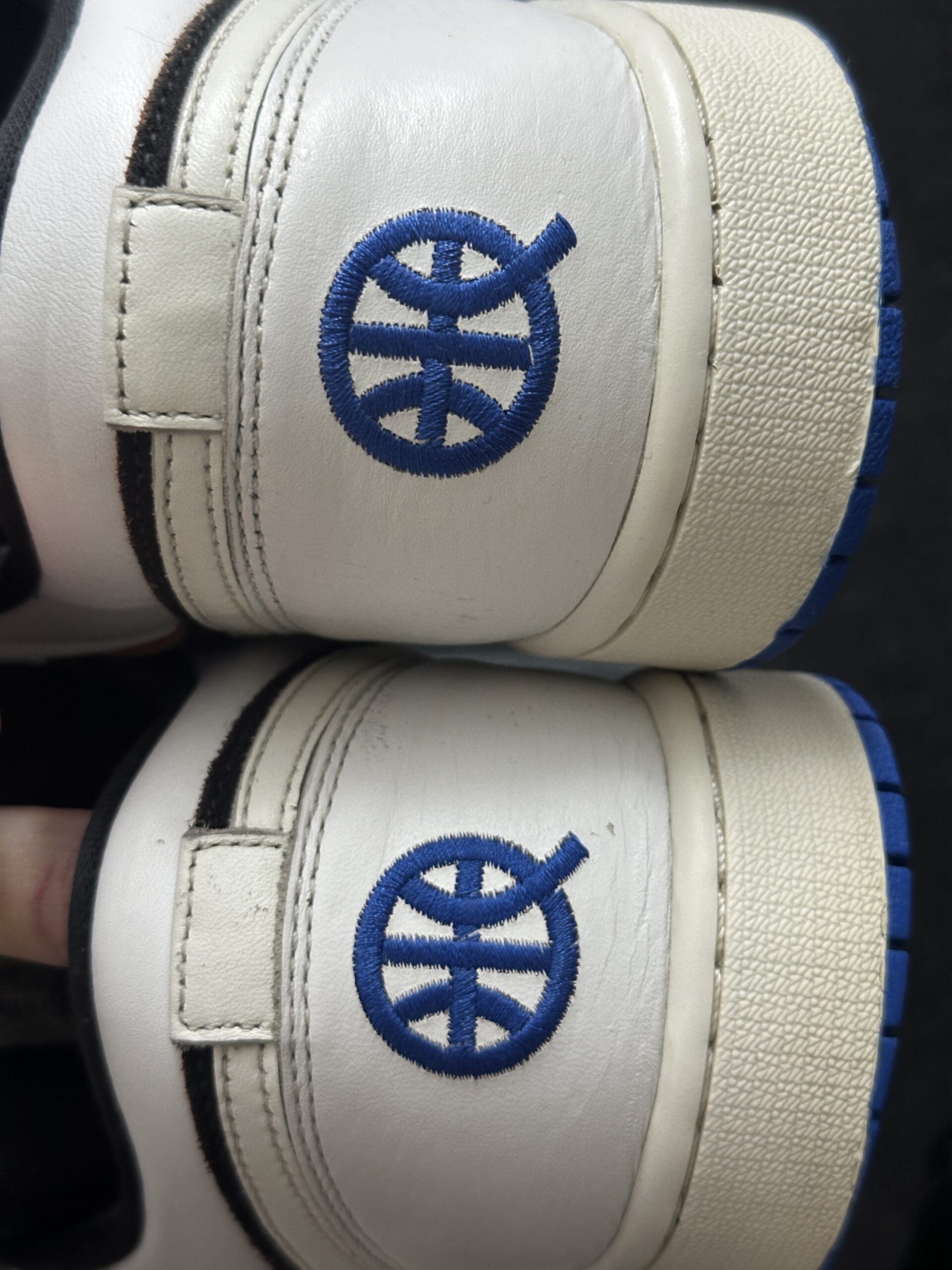 Air Jordan 1 Low Quai 54 HQ0764-001 taglia EU 47 vista logo