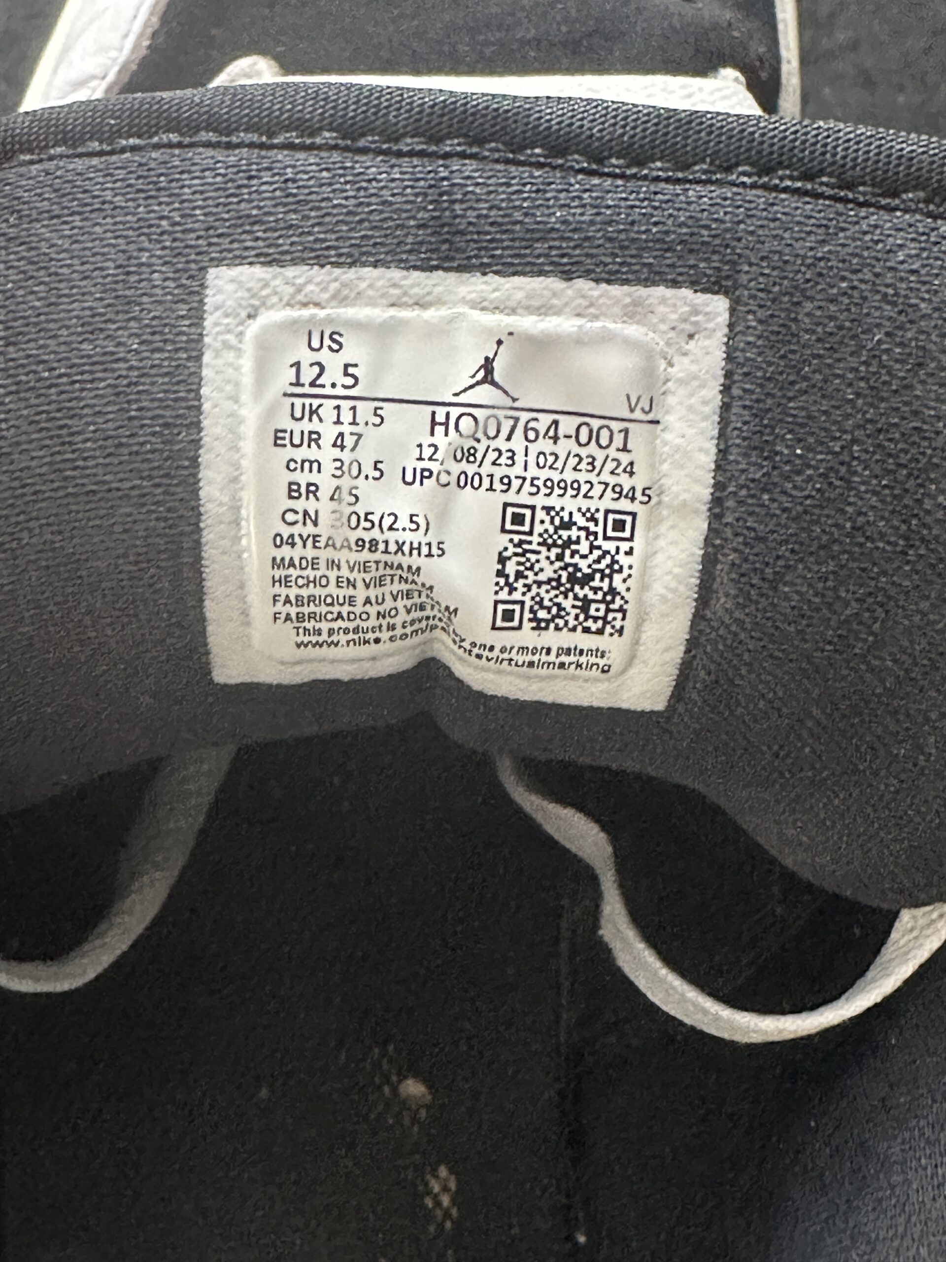 Air Jordan 1 Low Quai 54 HQ0764-001 taglia EU 47 vista label