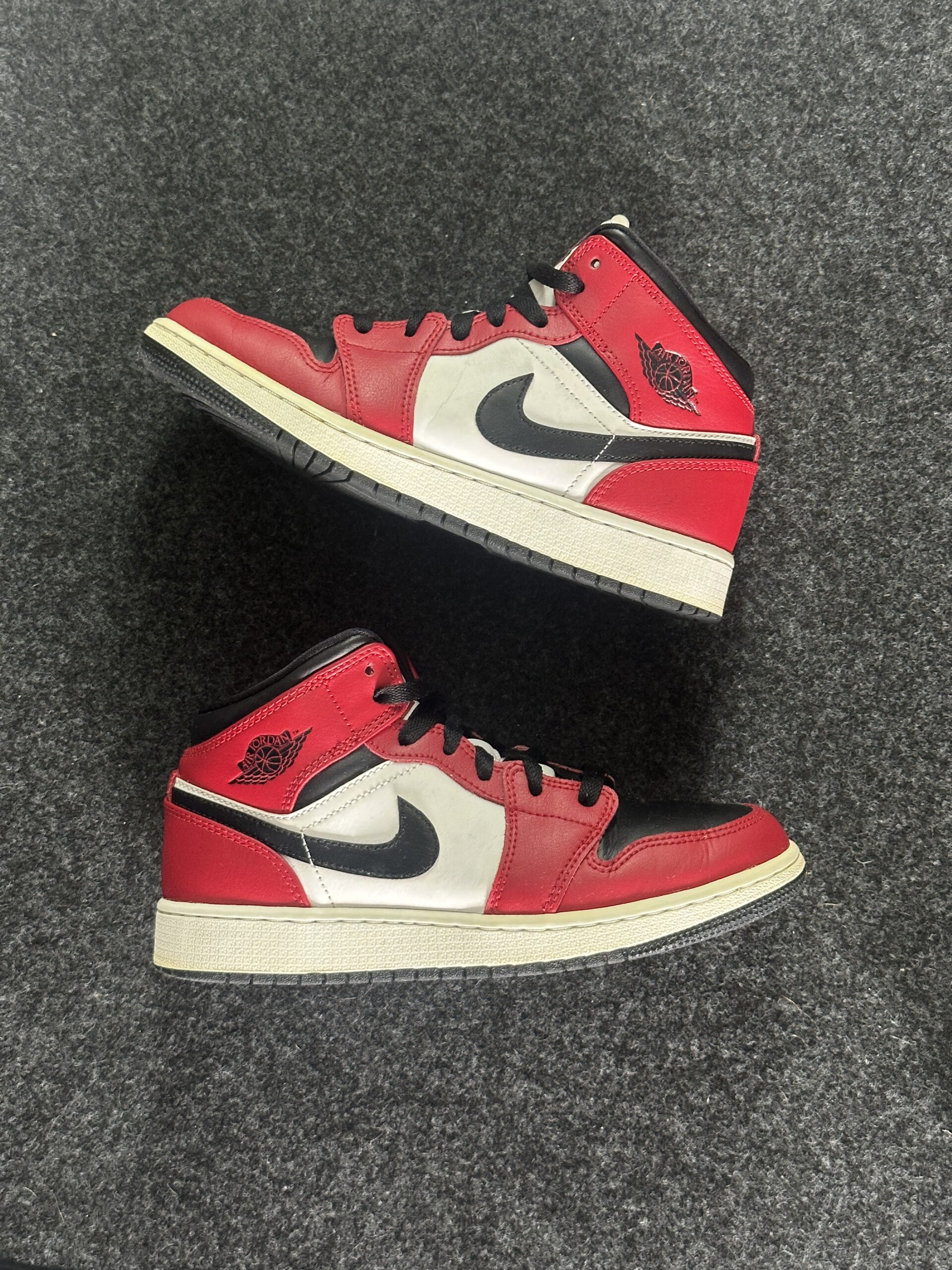 Air Jordan 1 Mid Chicago Black Toe 554725-069 taglia EU 37.5 vista principale
