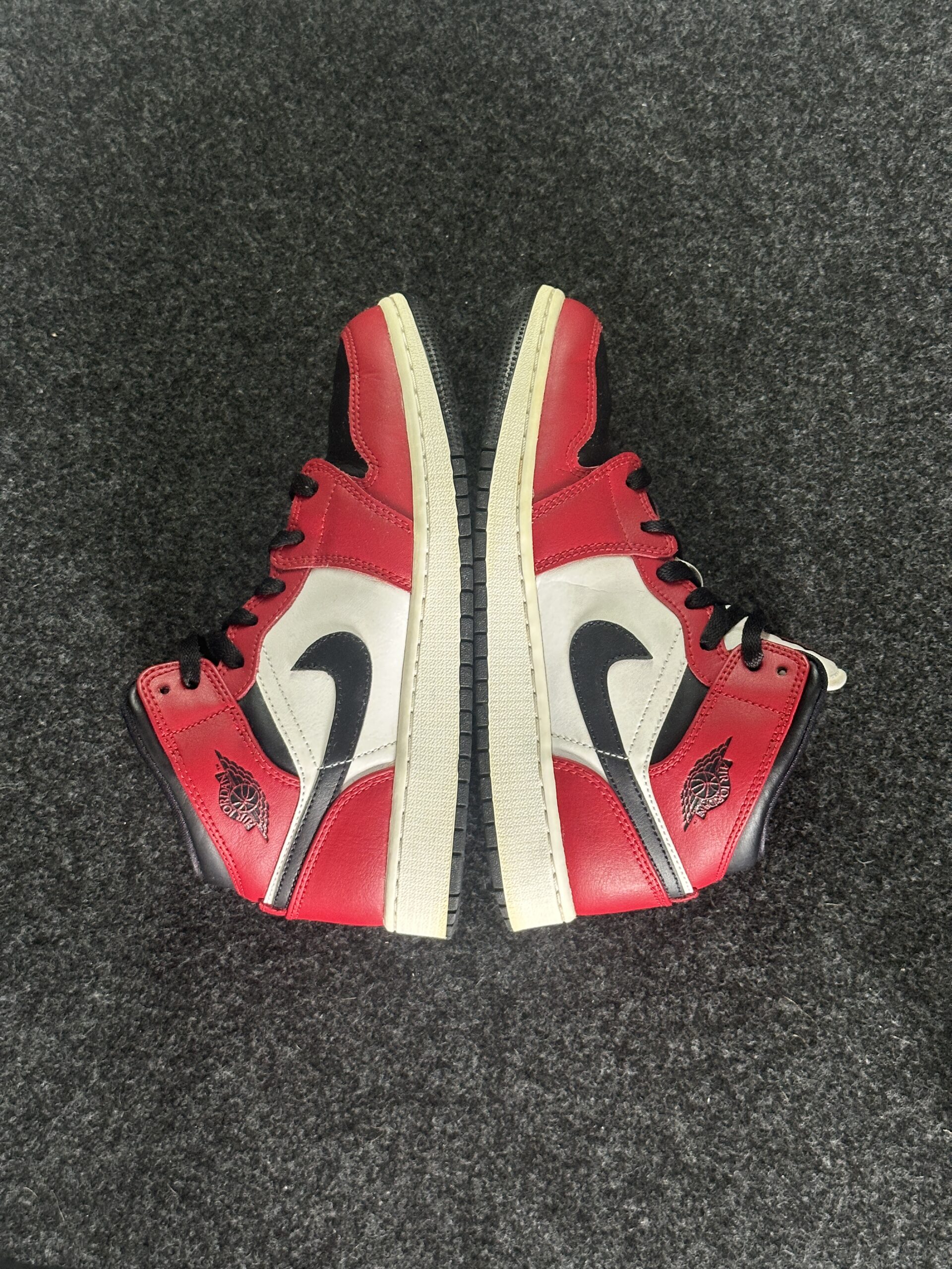 Air Jordan 1 Mid Chicago Black Toe 554725-069 taglia EU 37.5 vista esterna