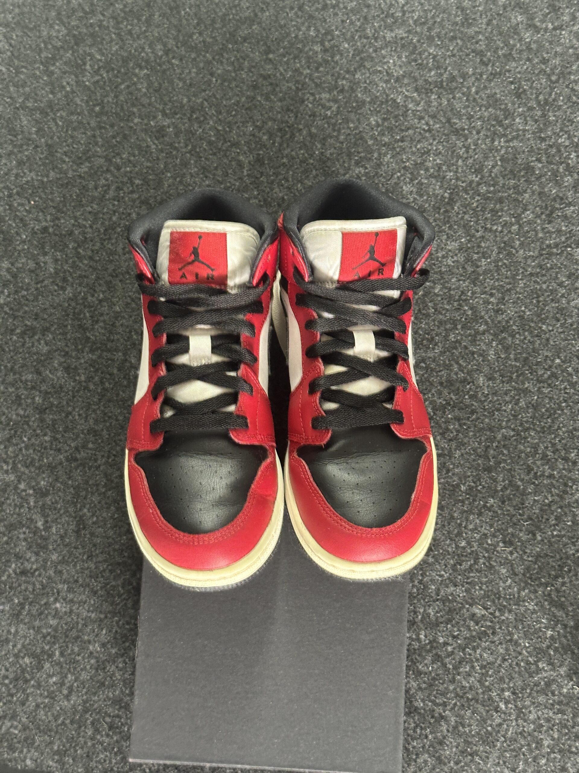 Air Jordan 1 Mid Chicago Black Toe 554725-069 taglia EU 37.5 vista punta