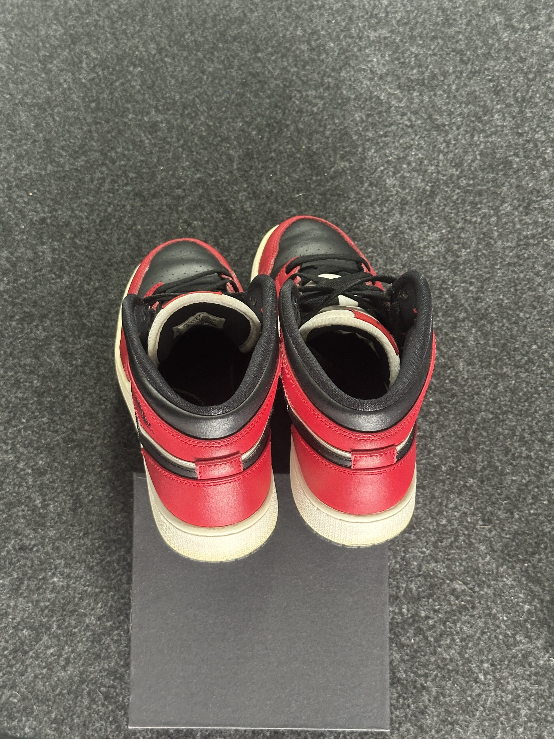 Air Jordan 1 Mid Chicago Black Toe 554725-069 taglia EU 37.5 vista tallone