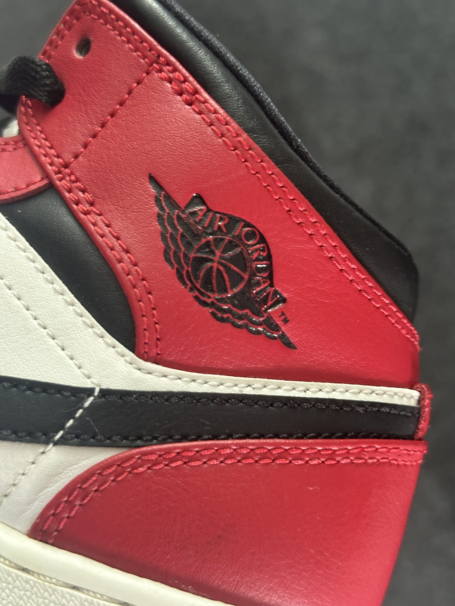 Air Jordan 1 Mid Chicago Black Toe 554725-069 taglia EU 37.5 vista logo
