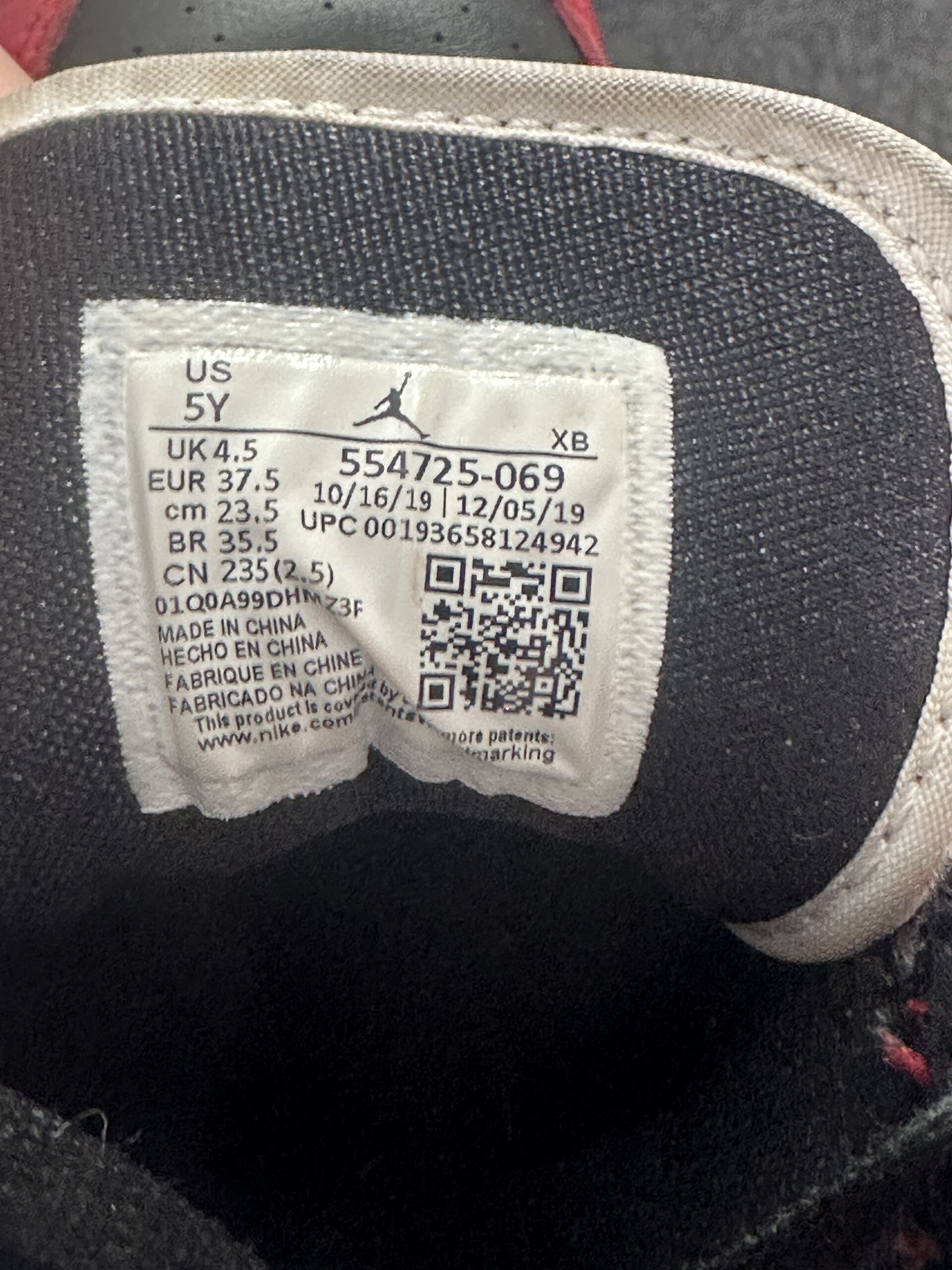 Air Jordan 1 Mid Chicago Black Toe 554725-069 taglia EU 37.5 vista etichetta