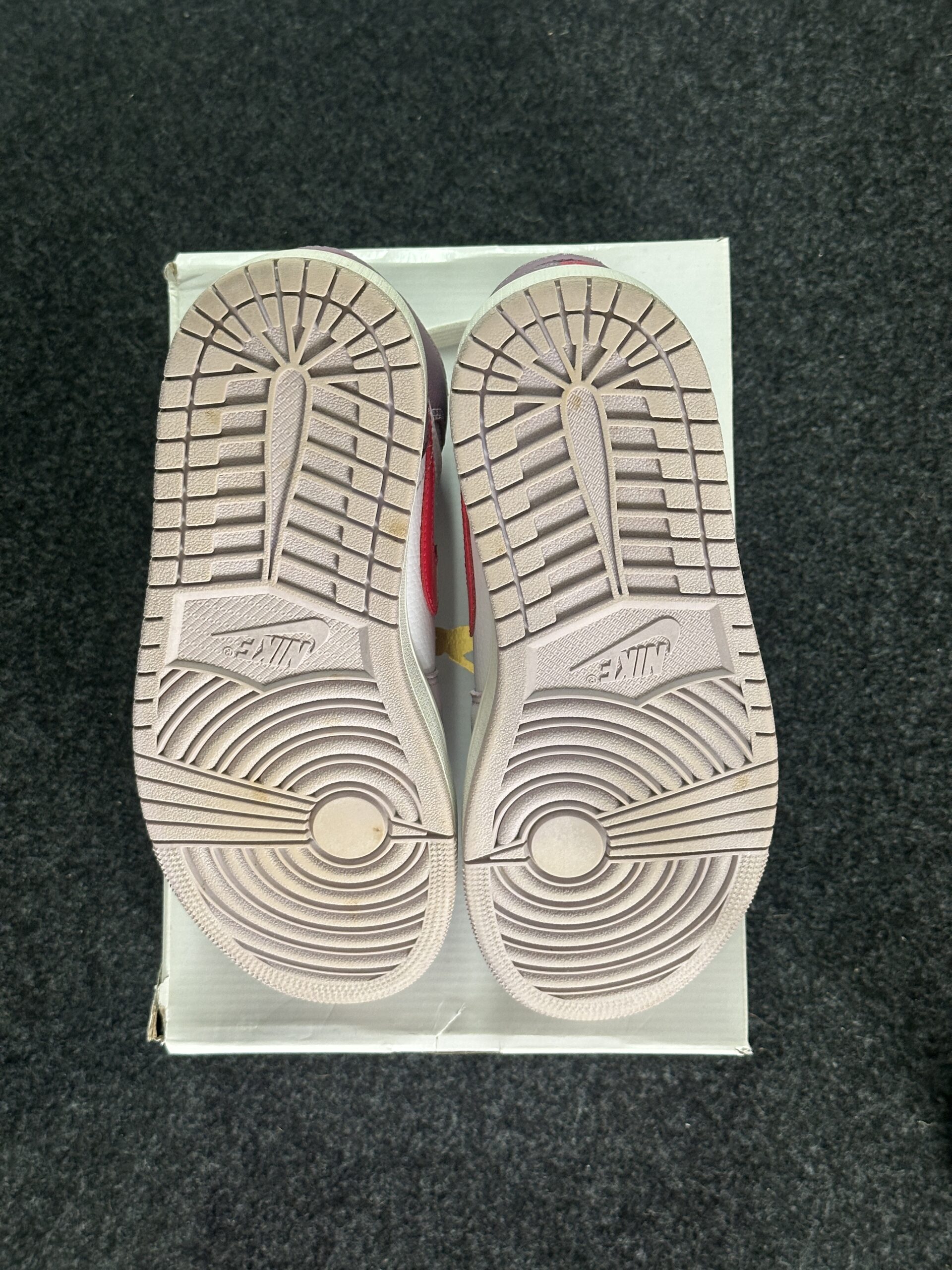 Air Jordan 1 Mid Valentine’s Day DR0174-500 taglia EU 38.5 vista suole