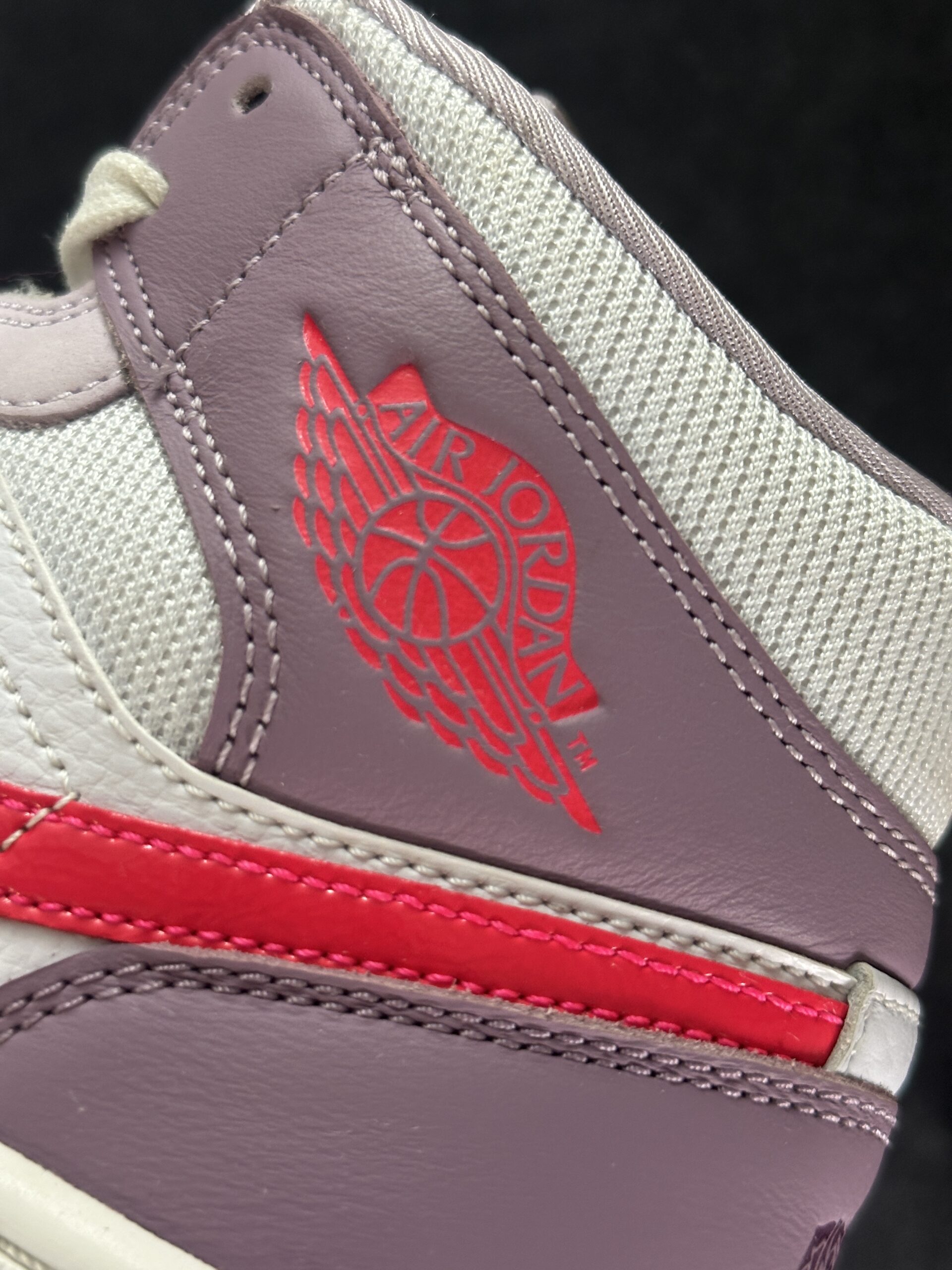 Air Jordan 1 Mid Valentine’s Day DR0174-500 taglia EU 38.5 vista logo