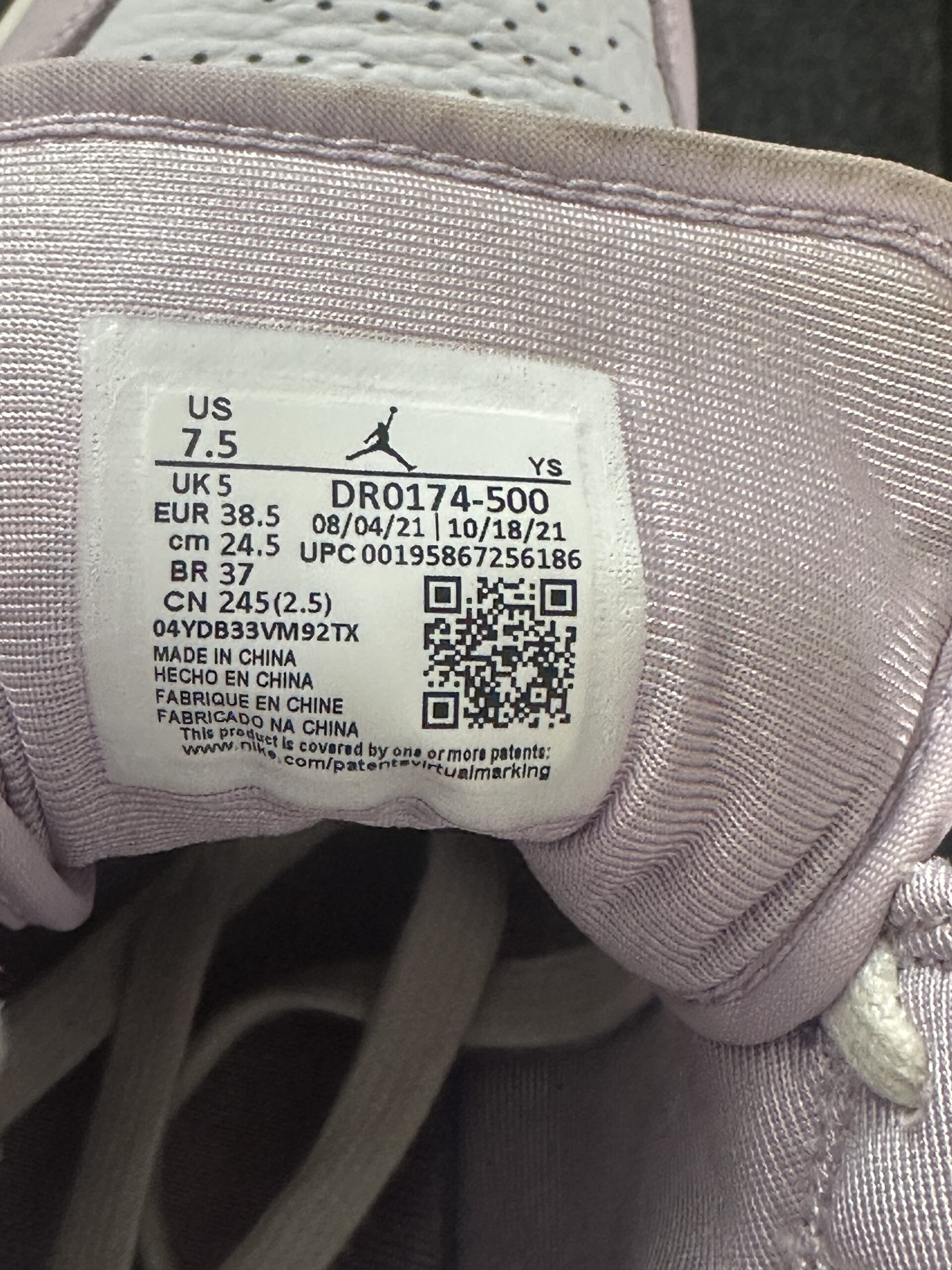 Air Jordan 1 Mid Valentine’s Day DR0174-500 taglia EU 38.5 vista etichetta
