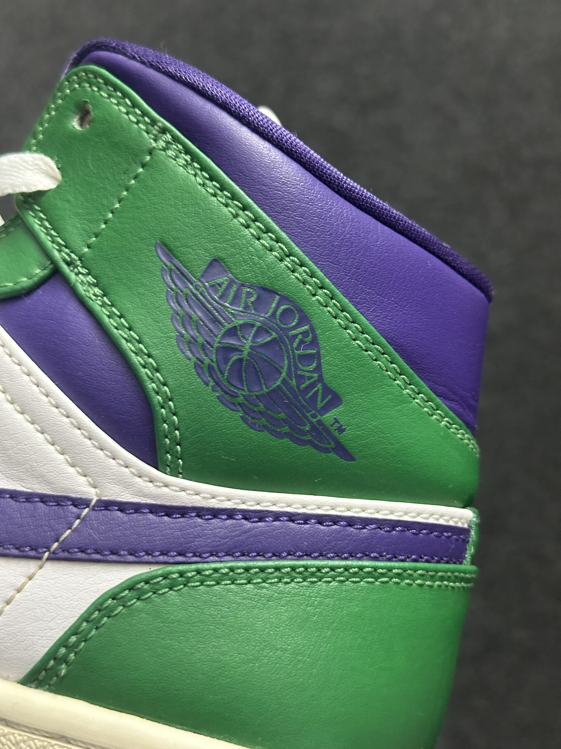 Air Jordan 1 Mid Incredible Hulk 554724-300 taglia EU 40.5 vista logo