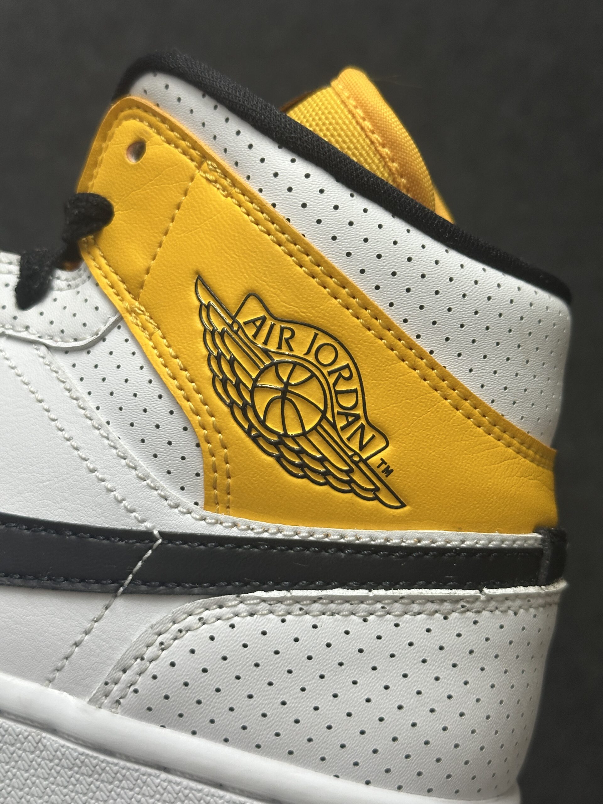 Air Jordan 1 Mid Laser Orange BQ6472-107 taglia EU 39 vista logo