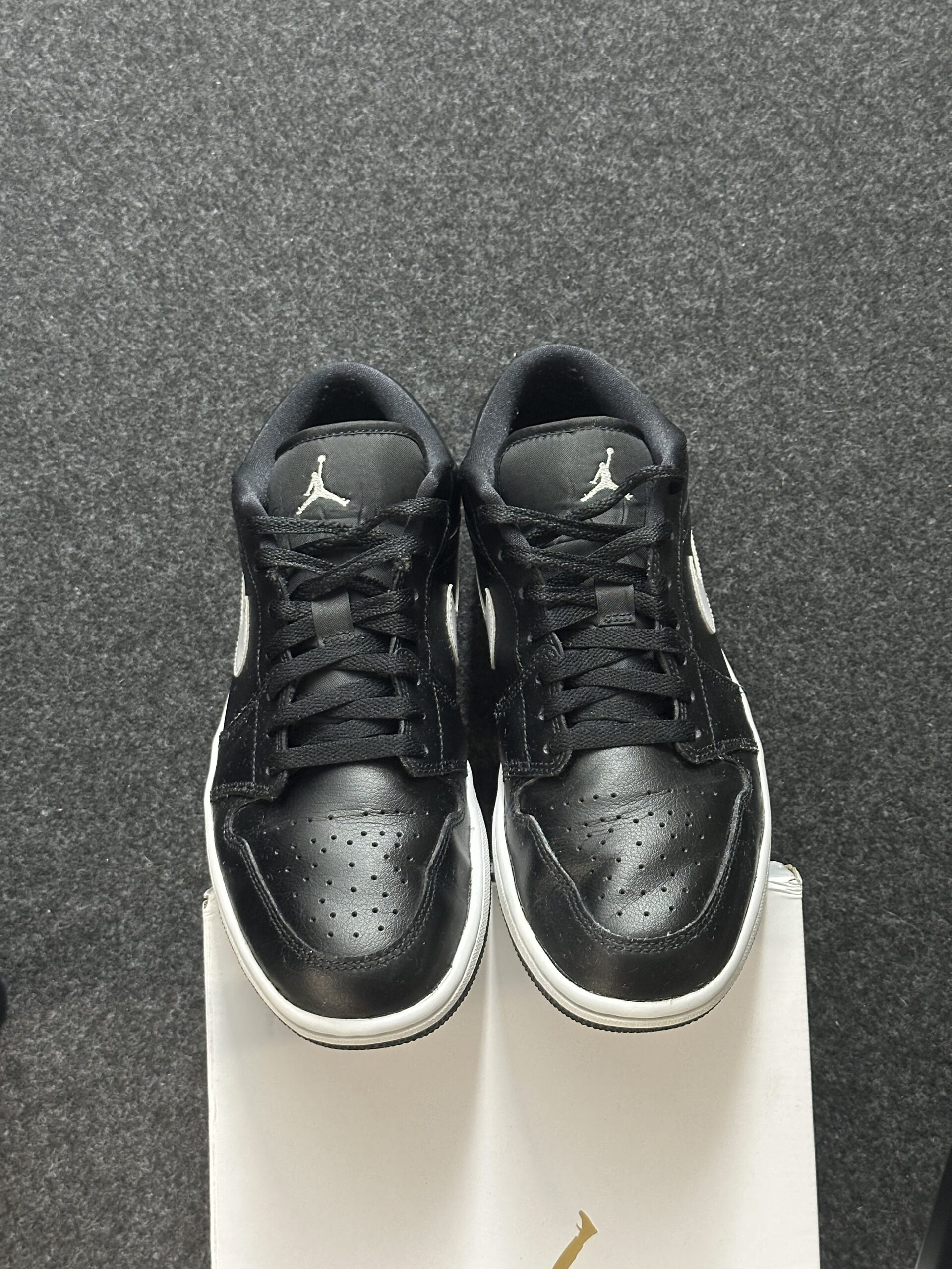 Air Jordan 1 Low Black White DV0990-001 taglia EU 42.5 vista punta