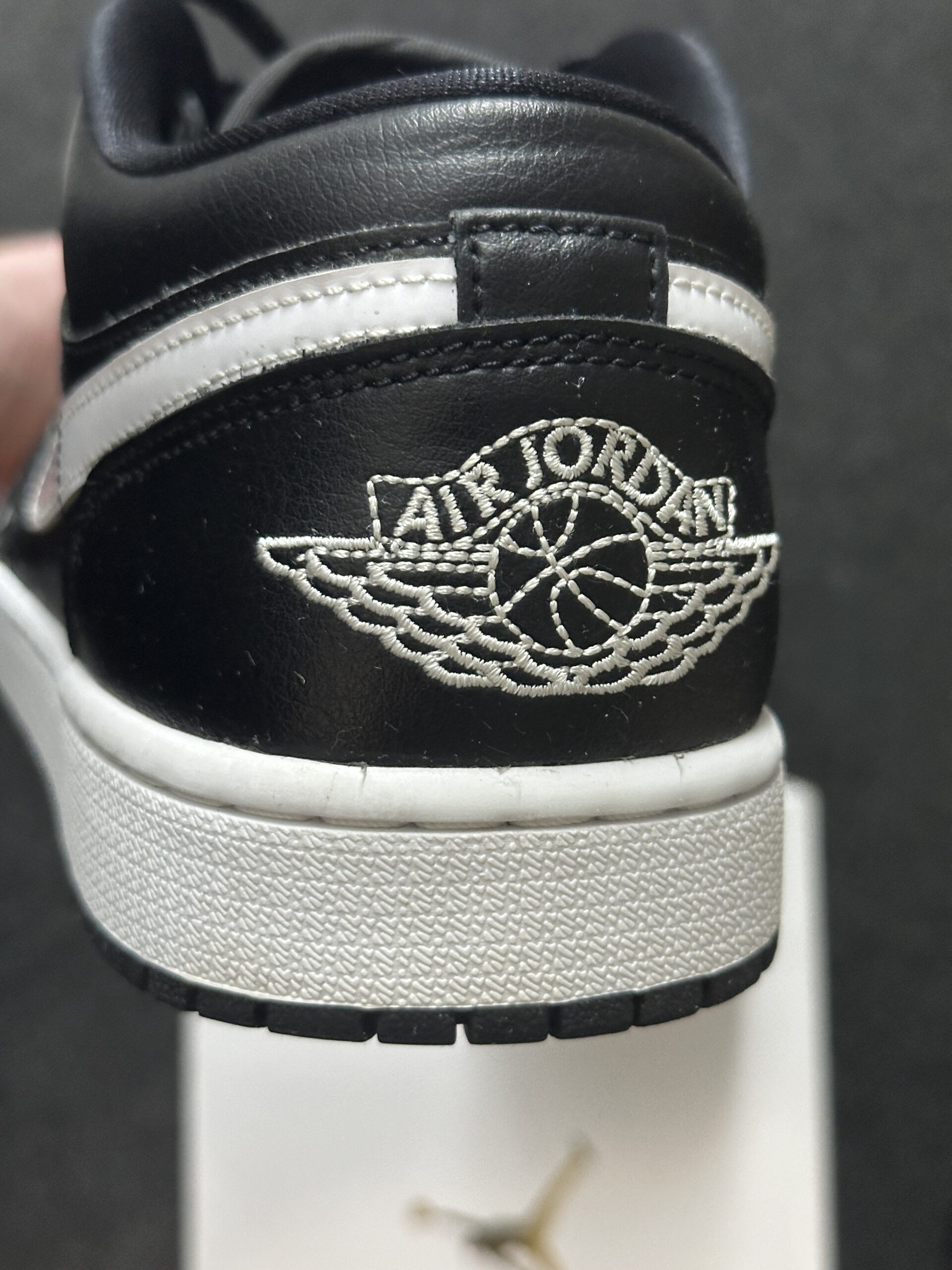 Air Jordan 1 Low Black White DV0990-001 taglia EU 42.5 vista logo