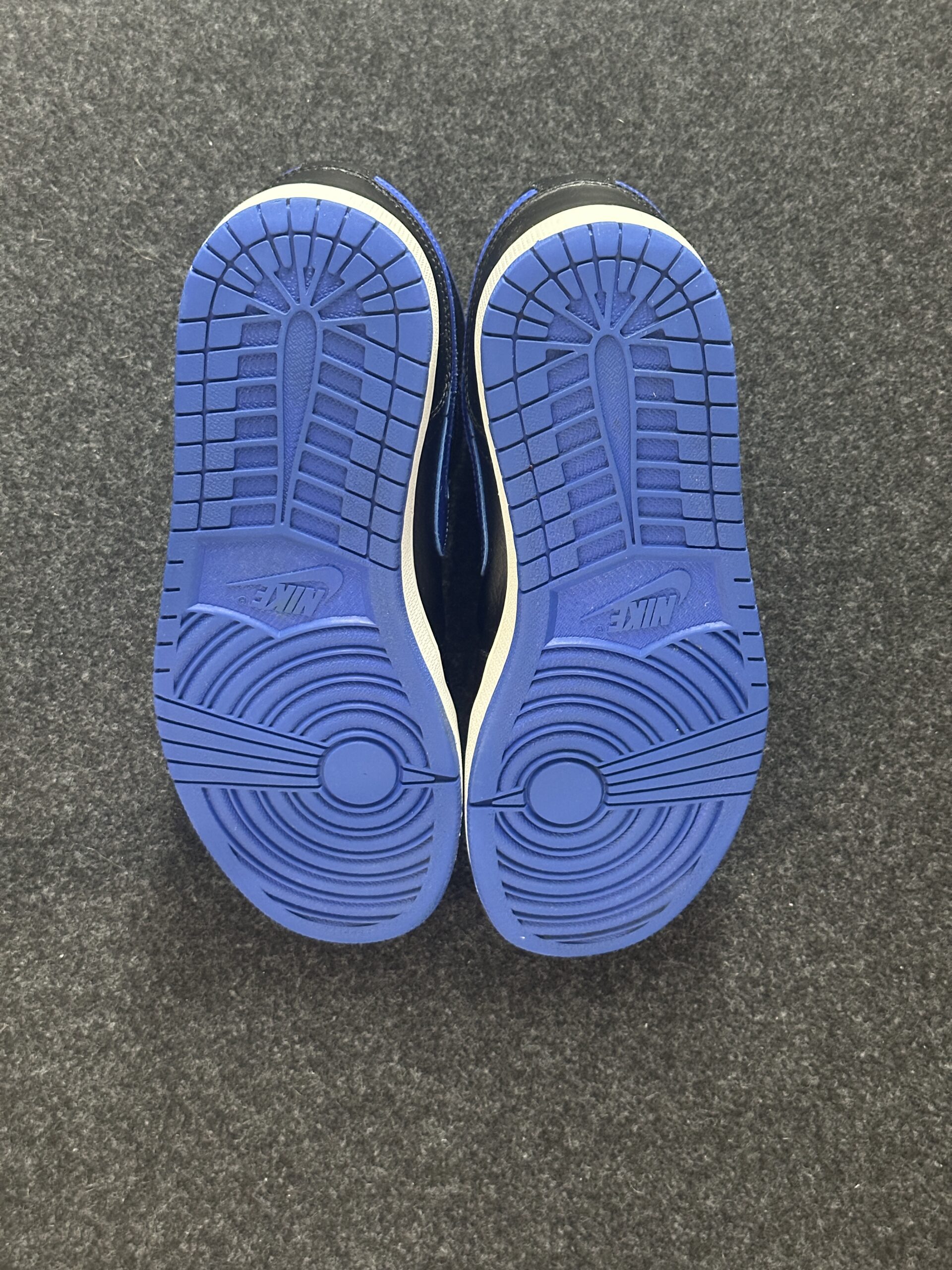 Air Jordan 1 Mid Royal 554724-068 taglia EU 44 vista suole