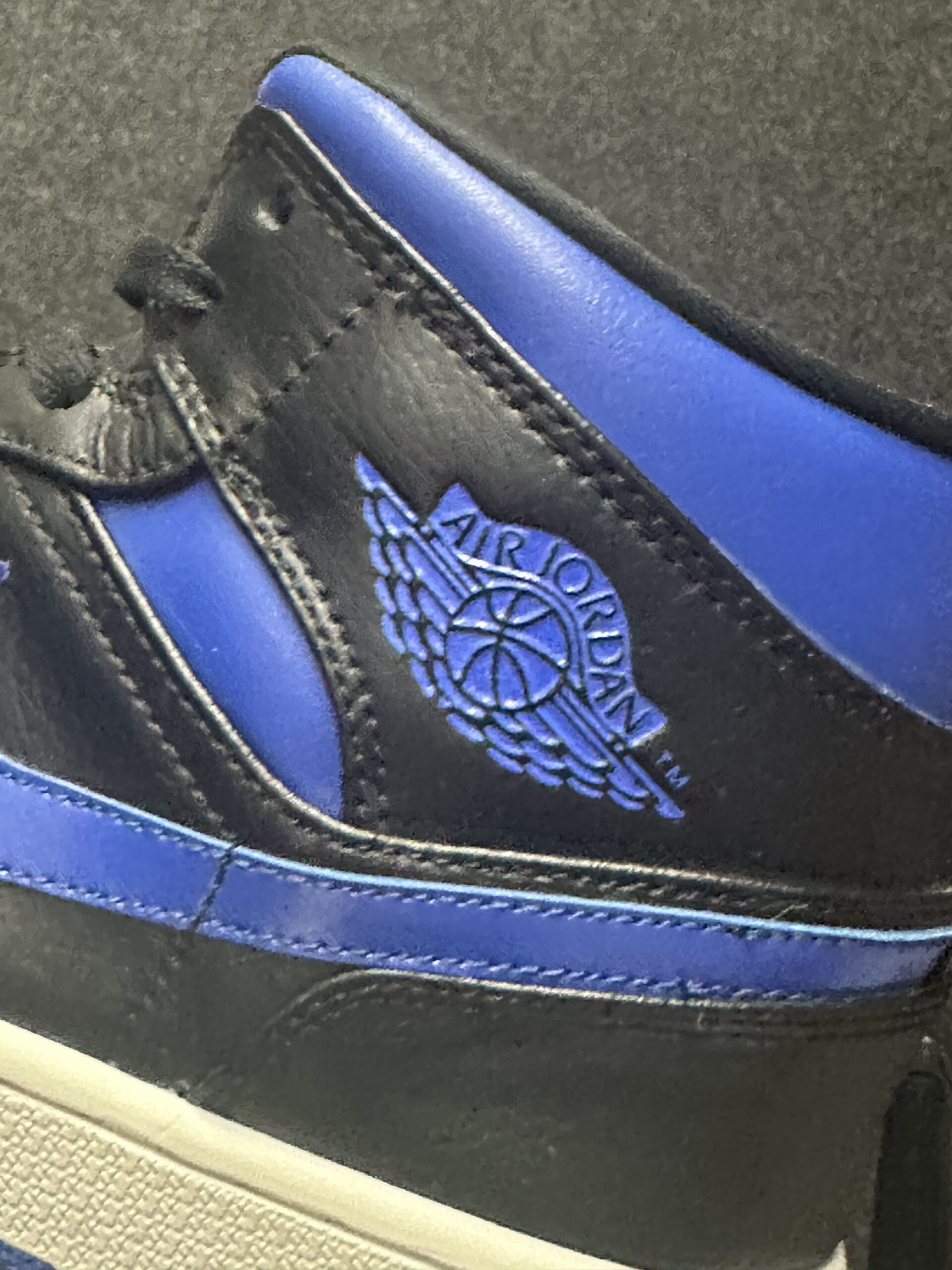 Air Jordan 1 Mid Royal 554724-068 taglia EU 44 vista logo