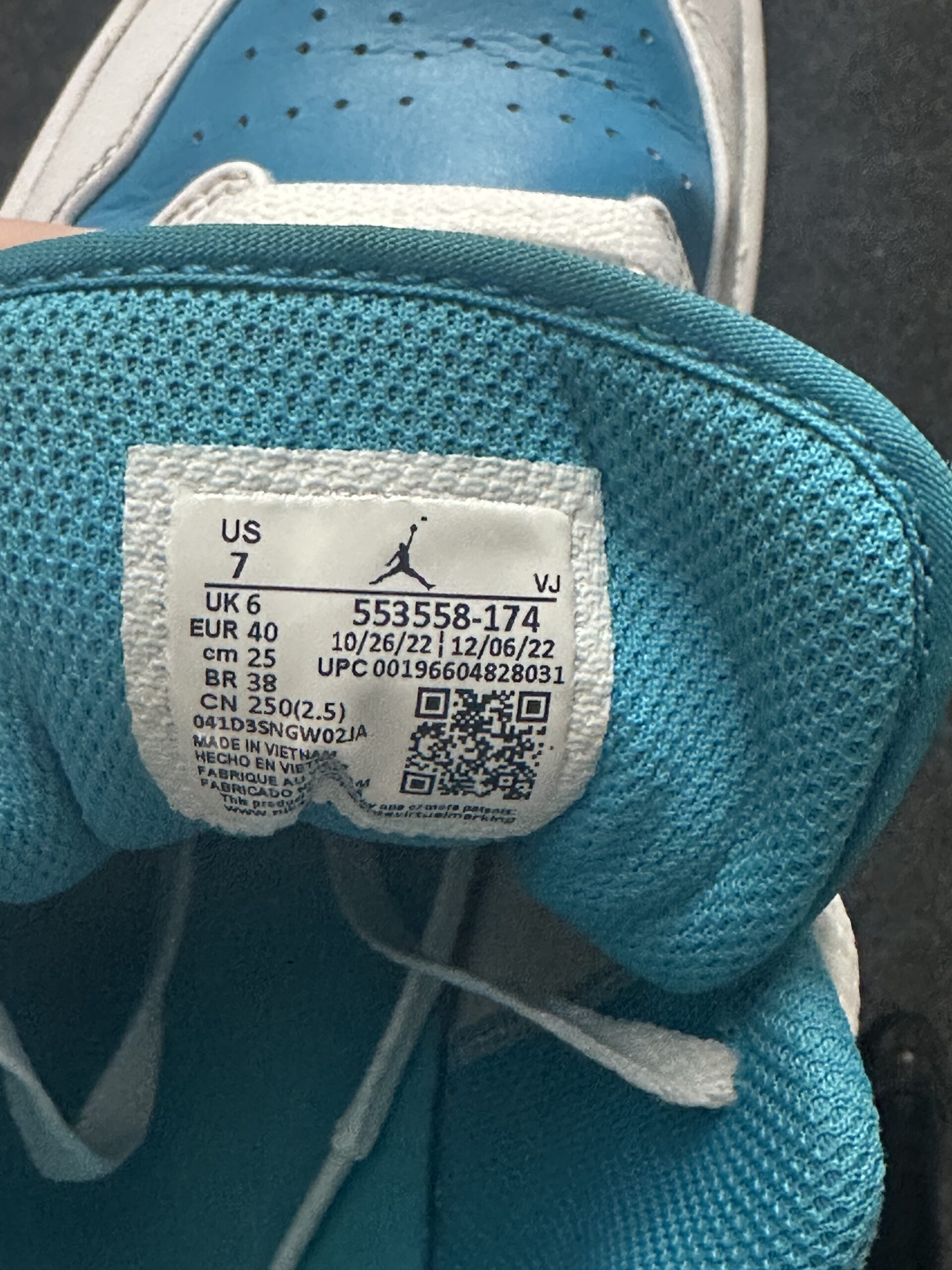 Air Jordan 1 Low Aquatone 553558-174 taglia EU 40 vista label