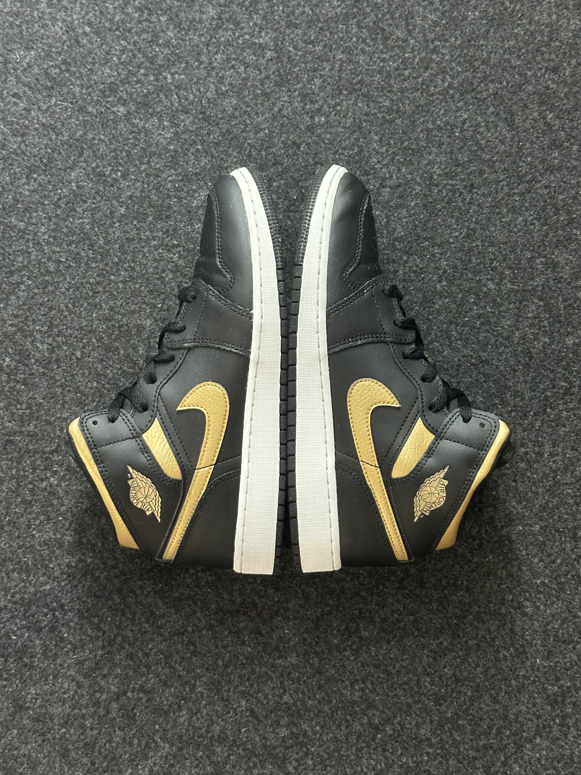 Air Jordan 1 Mid Metallic Gold DQ8423-071 taglia EU 39 vista esterna
