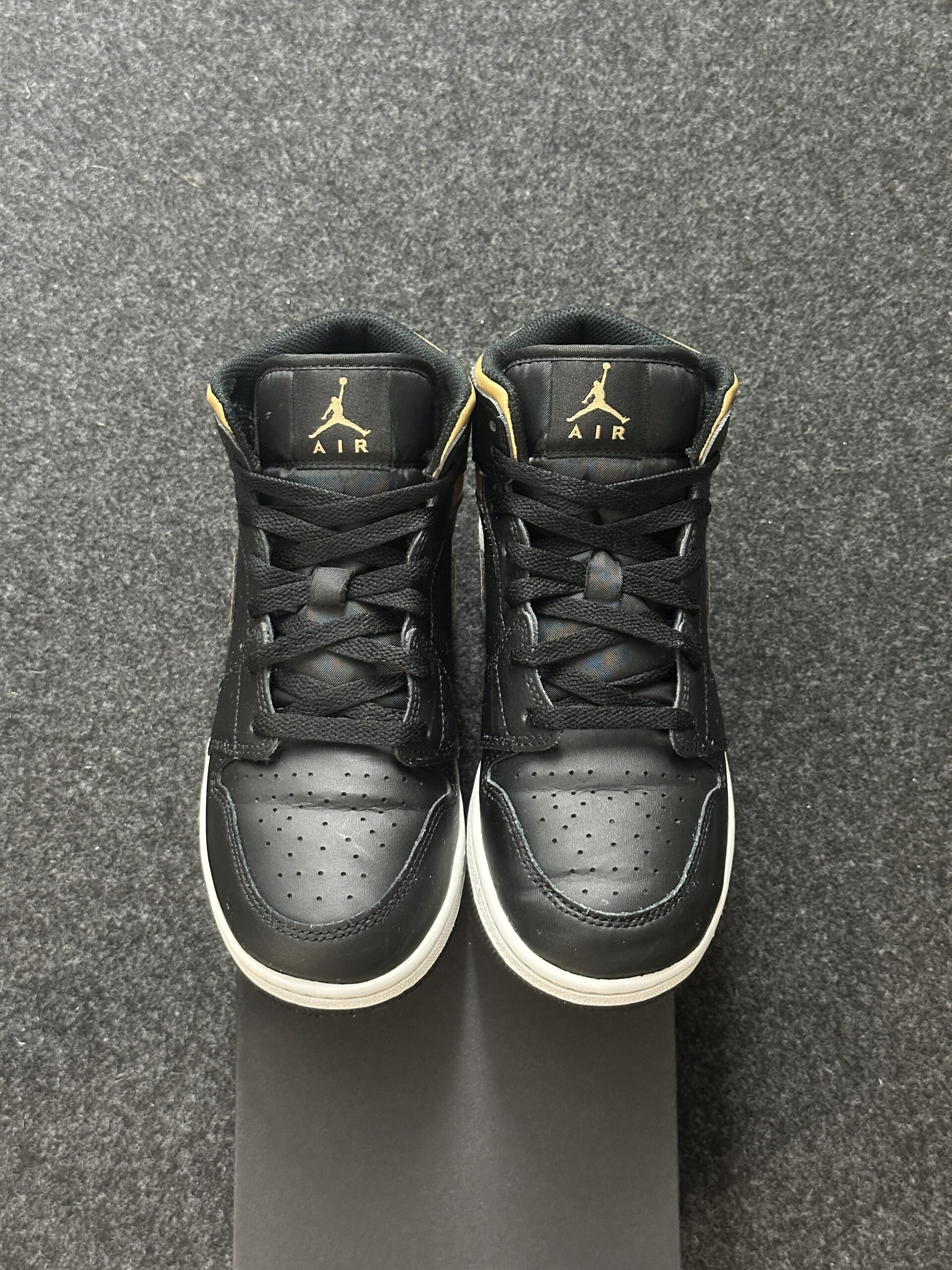 Air Jordan 1 Mid Metallic Gold DQ8423-071 taglia EU 39 vista punta