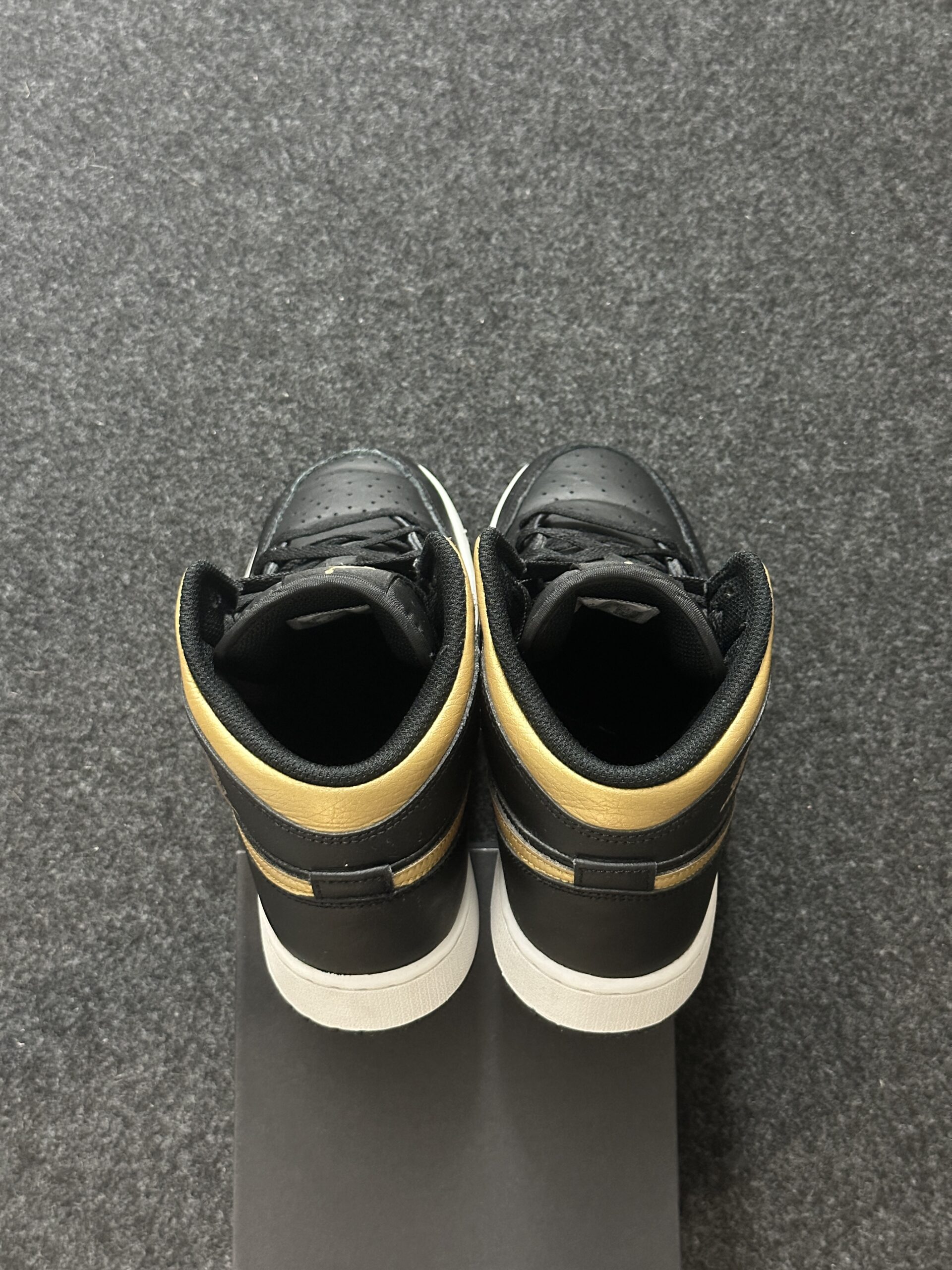 Air Jordan 1 Mid Metallic Gold DQ8423-071 taglia EU 39 vista tallone