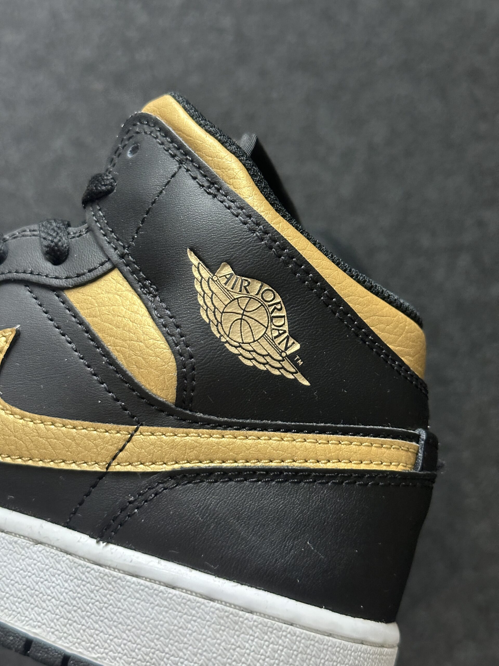 Air Jordan 1 Mid Metallic Gold DQ8423-071 taglia EU 39 vista logo
