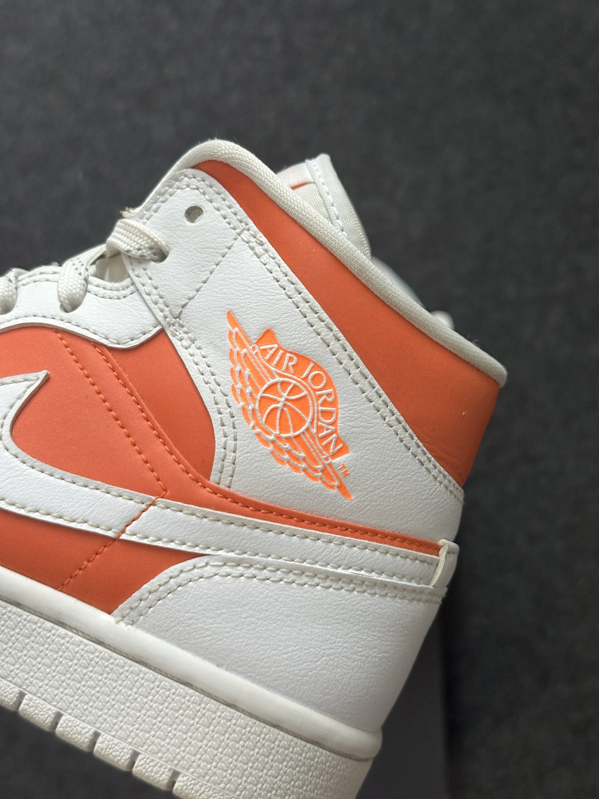 Air Jordan 1 Mid SE Bright Citrus CZ0774-800 taglia EU 38 vista logo