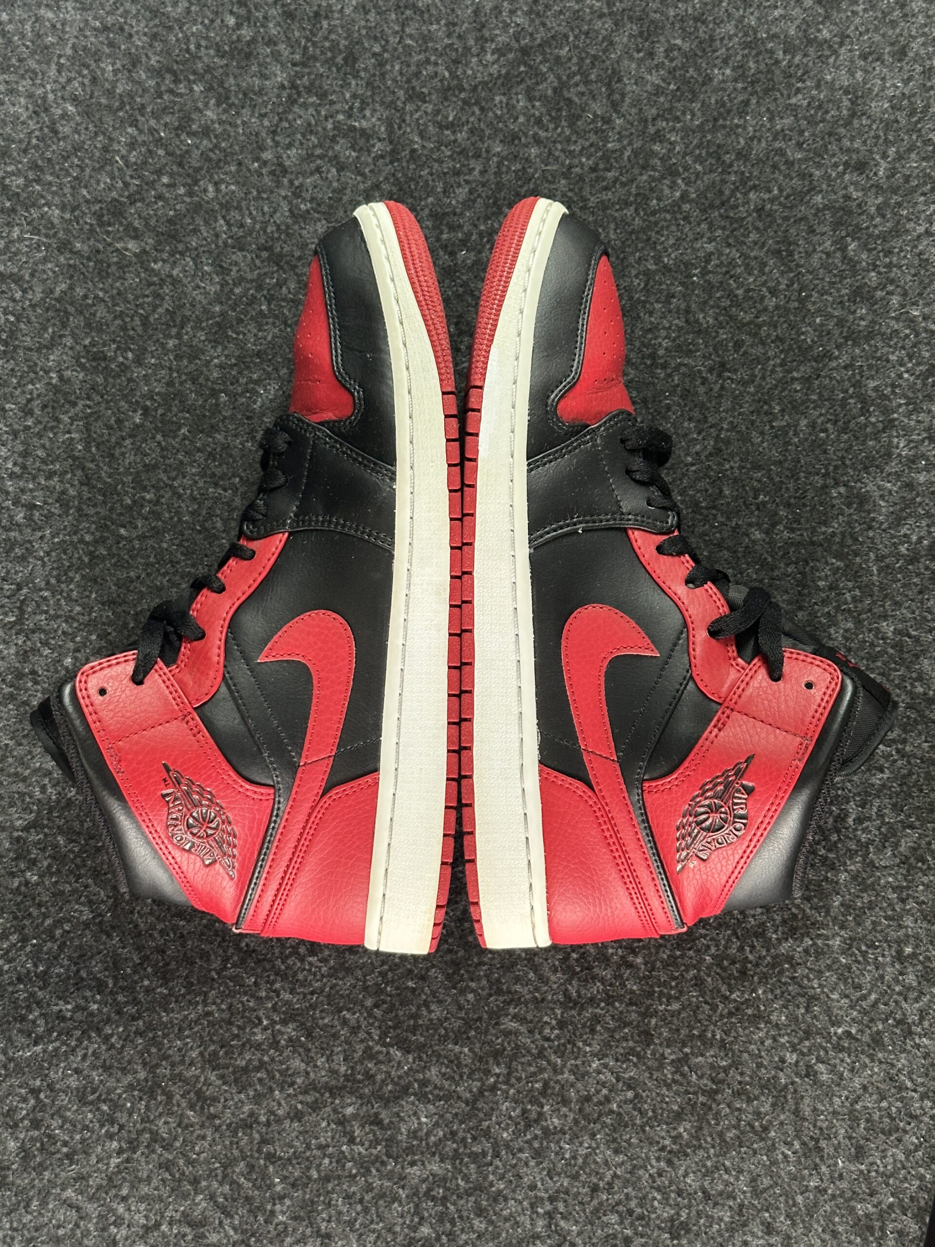 Air Jordan 1 Mid Banned 554724-074 taglia EU 43 vista esterna