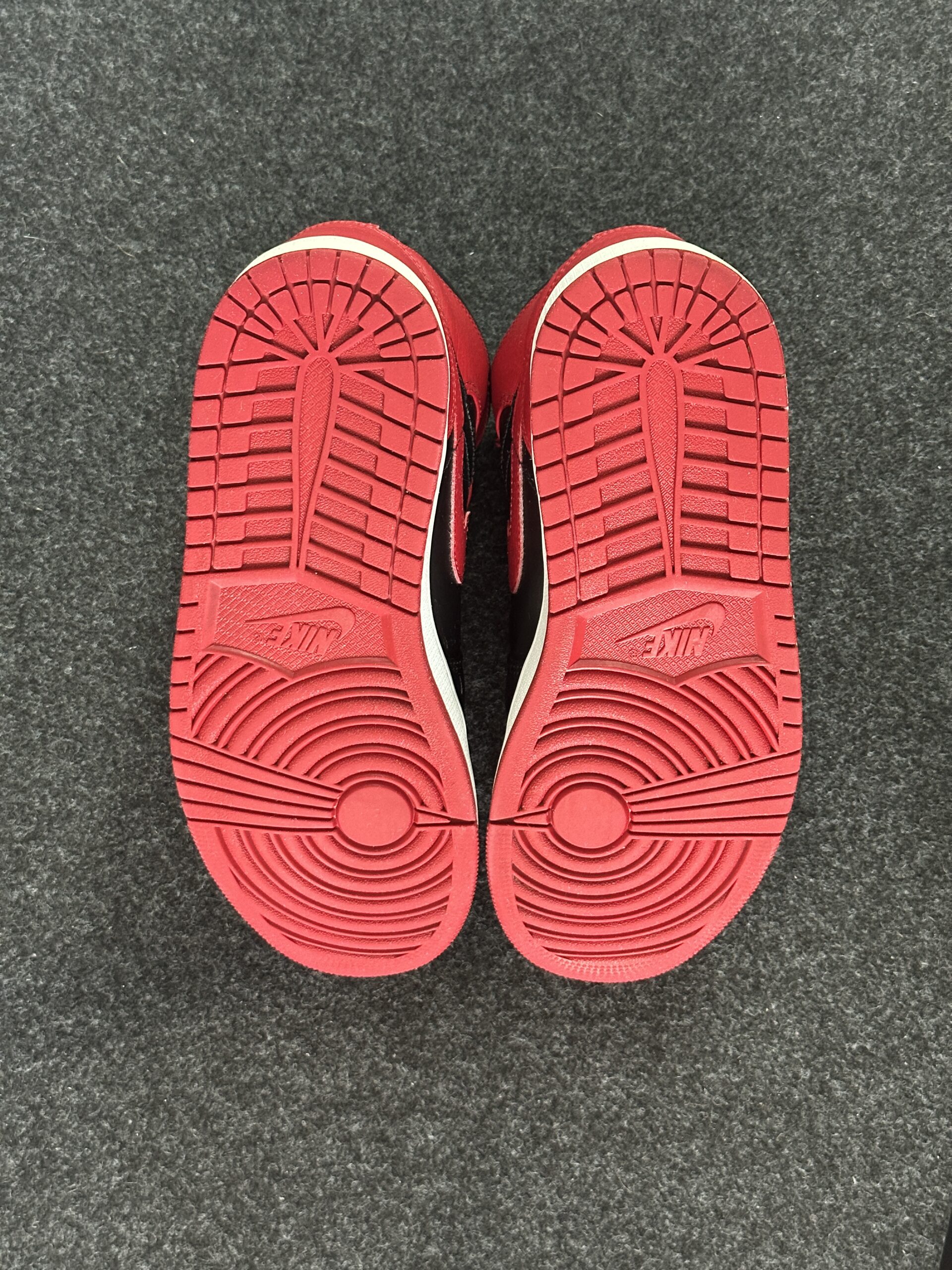 Air Jordan 1 Mid Banned 554724-074 taglia EU 43 vista suole