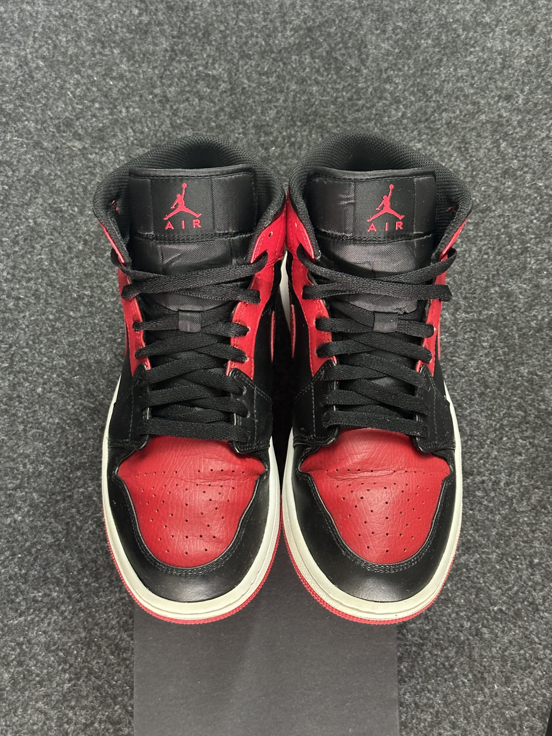 Air Jordan 1 Mid Banned 554724-074 taglia EU 43 vista punta