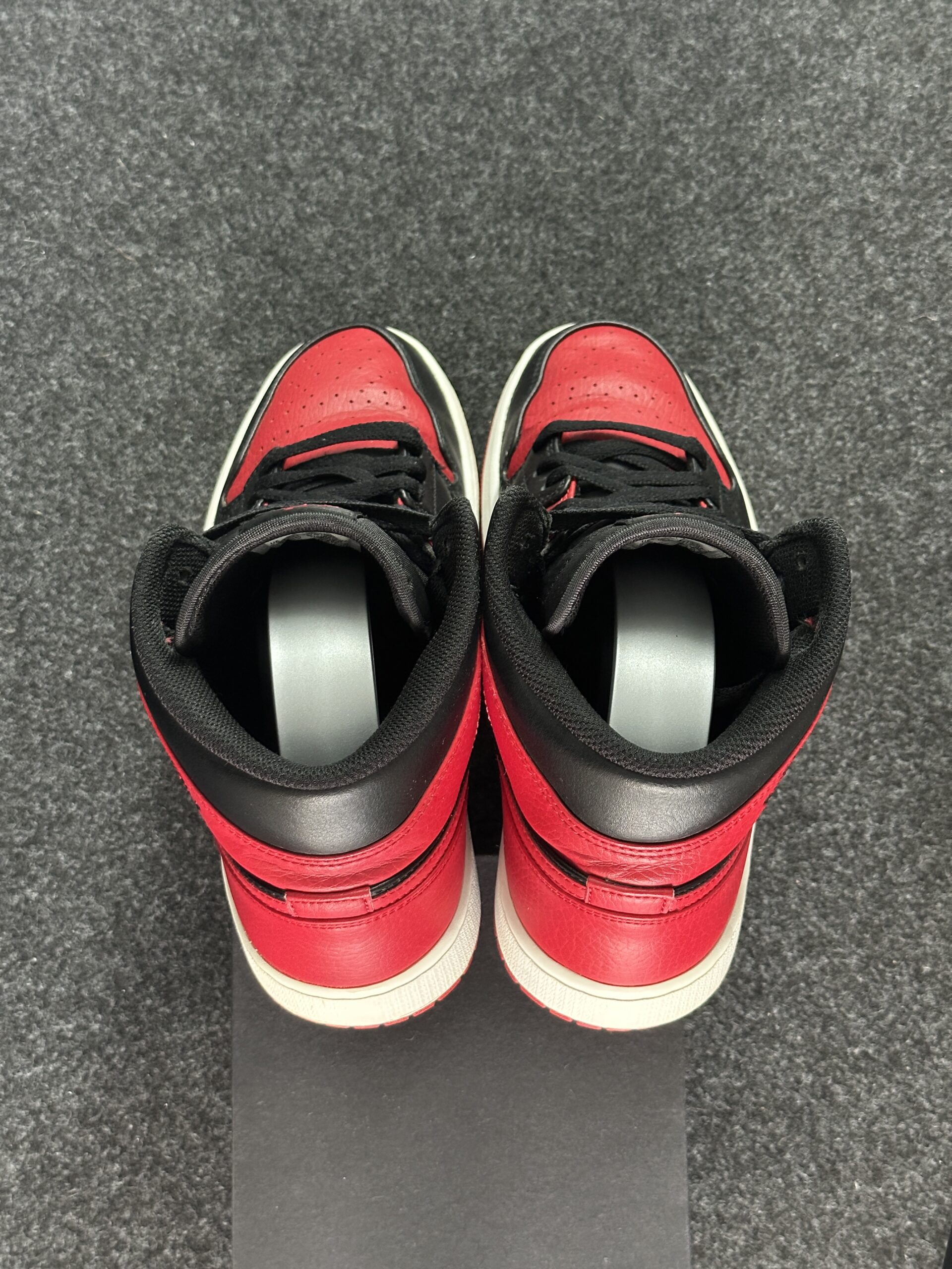 Air Jordan 1 Mid Banned 554724-074 taglia EU 43 vista tallone
