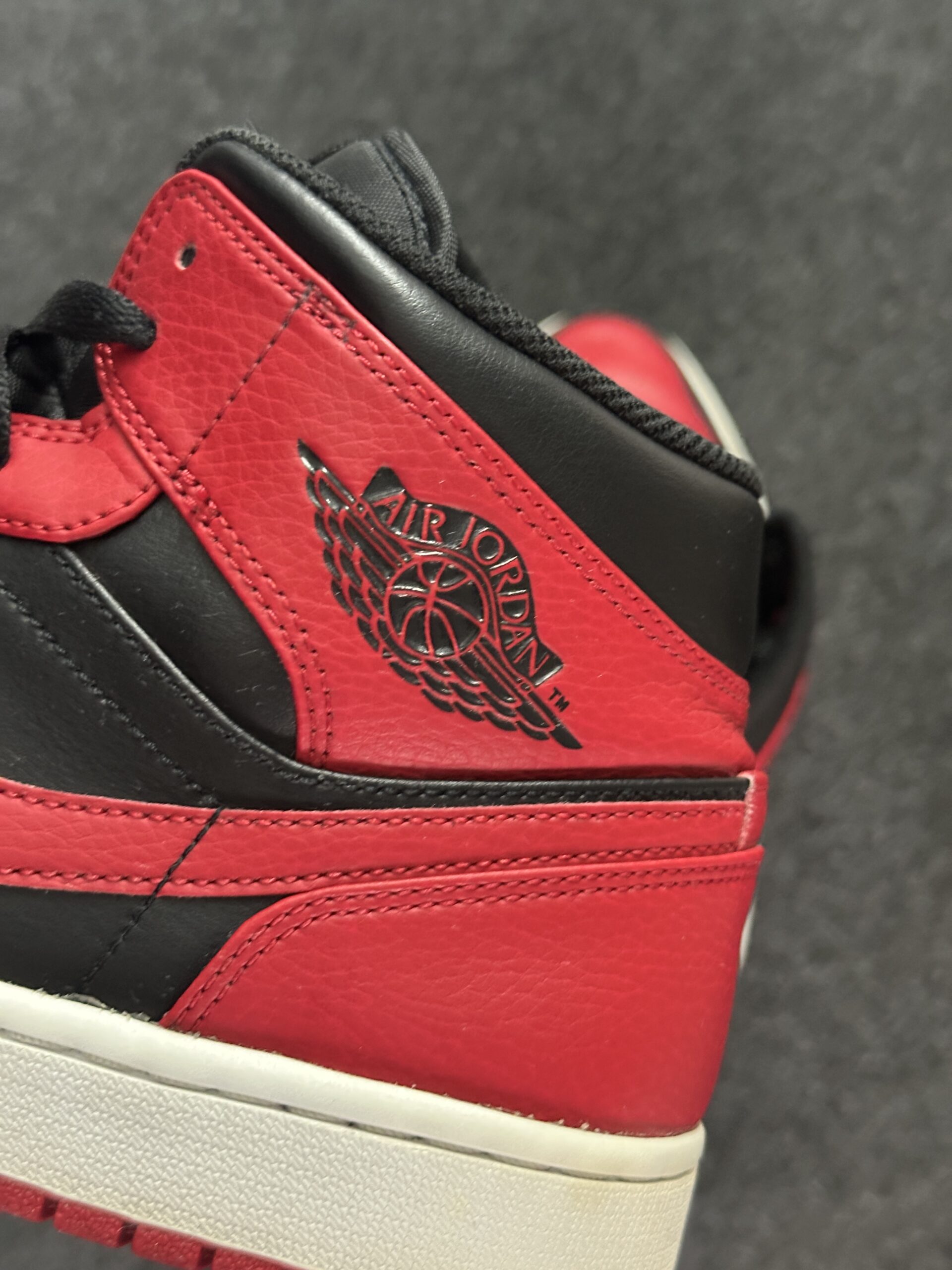 Air Jordan 1 Mid Banned 554724-074 taglia EU 43 vista logo