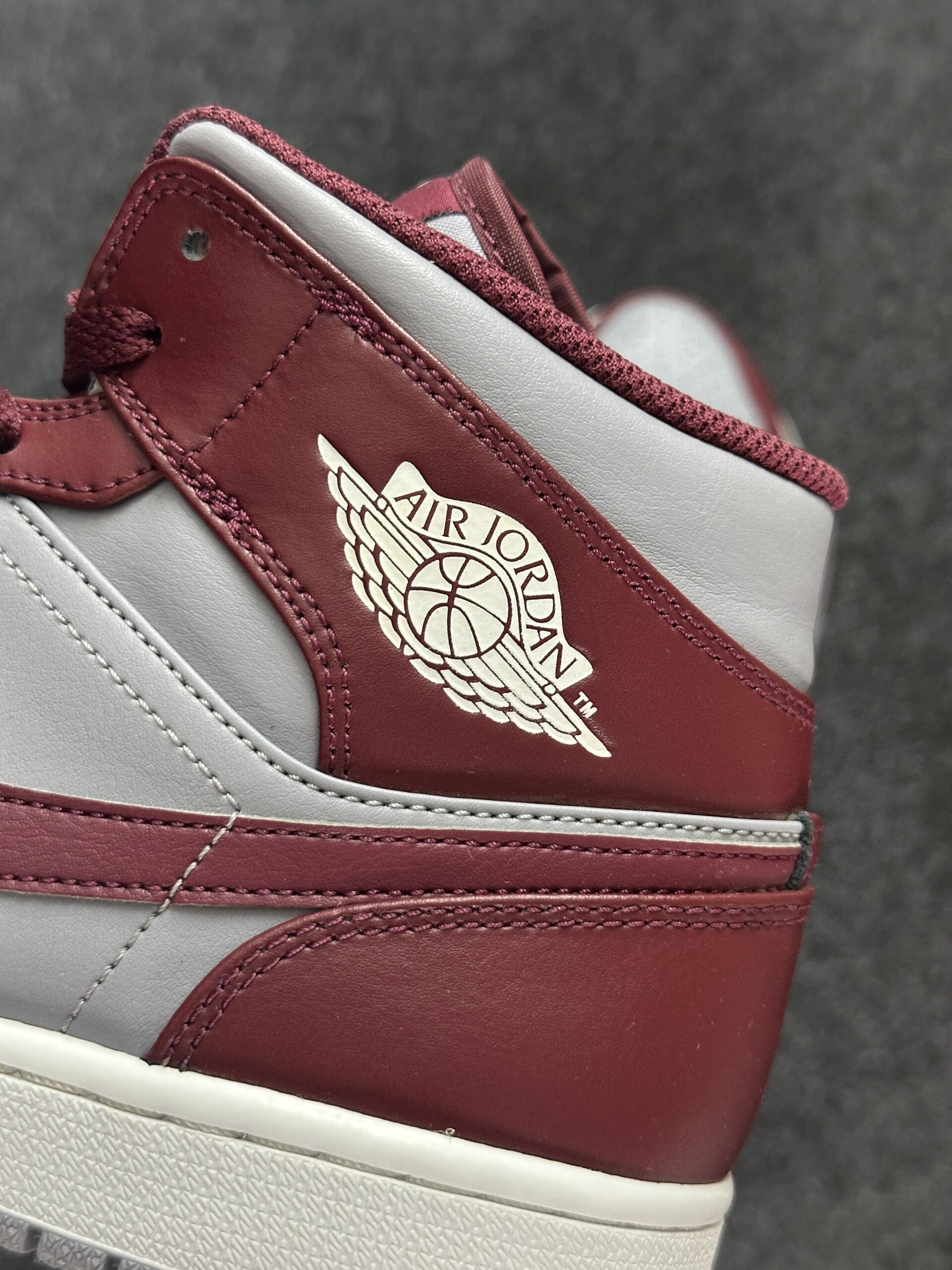 Air Jordan 1 Mid Cherrywood Red DQ8426-615 taglia EU 44 vista logo