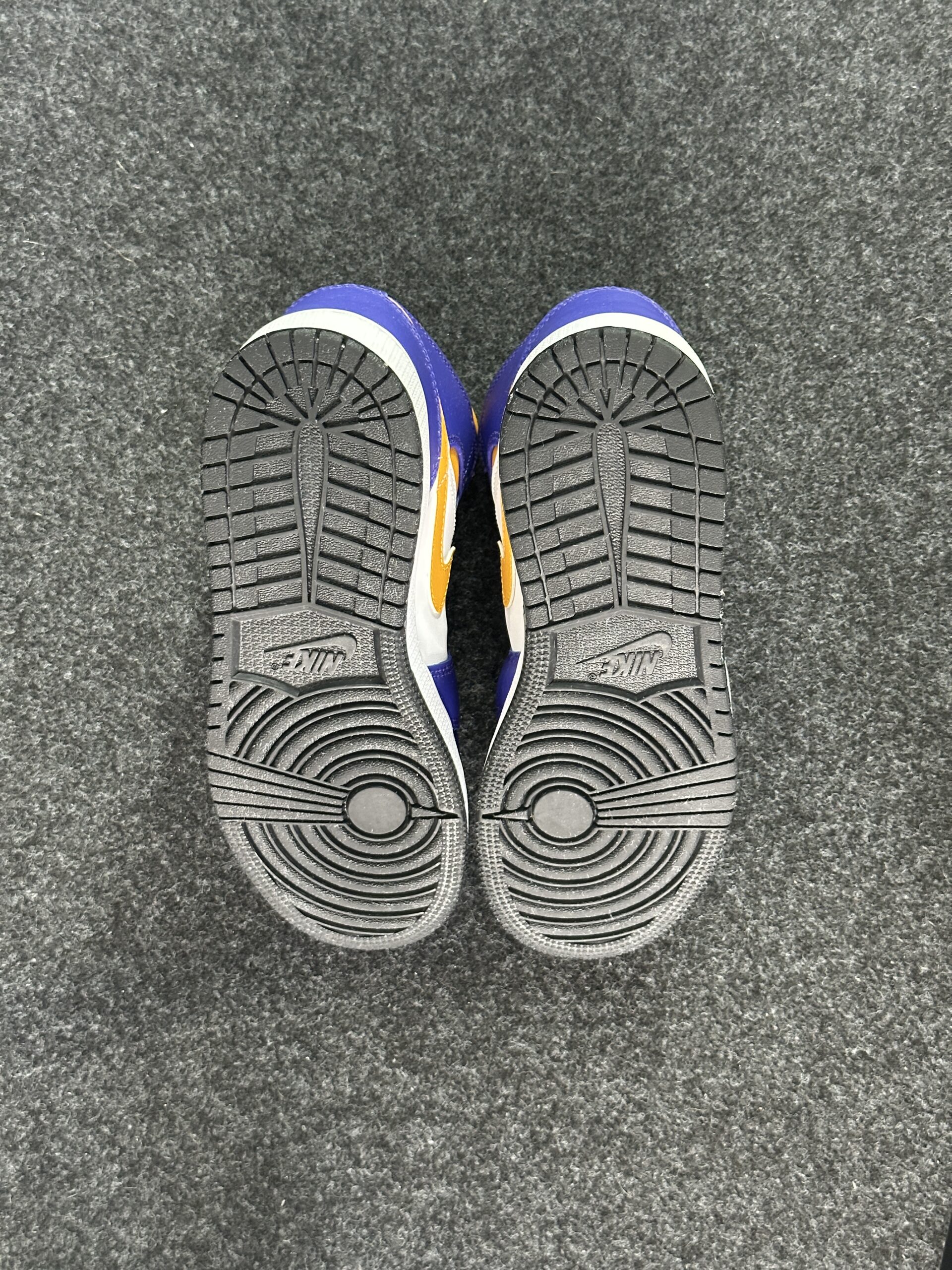 Air Jordan 1 Mid Lakers DQ8423-517 taglia EU 38 vista suole