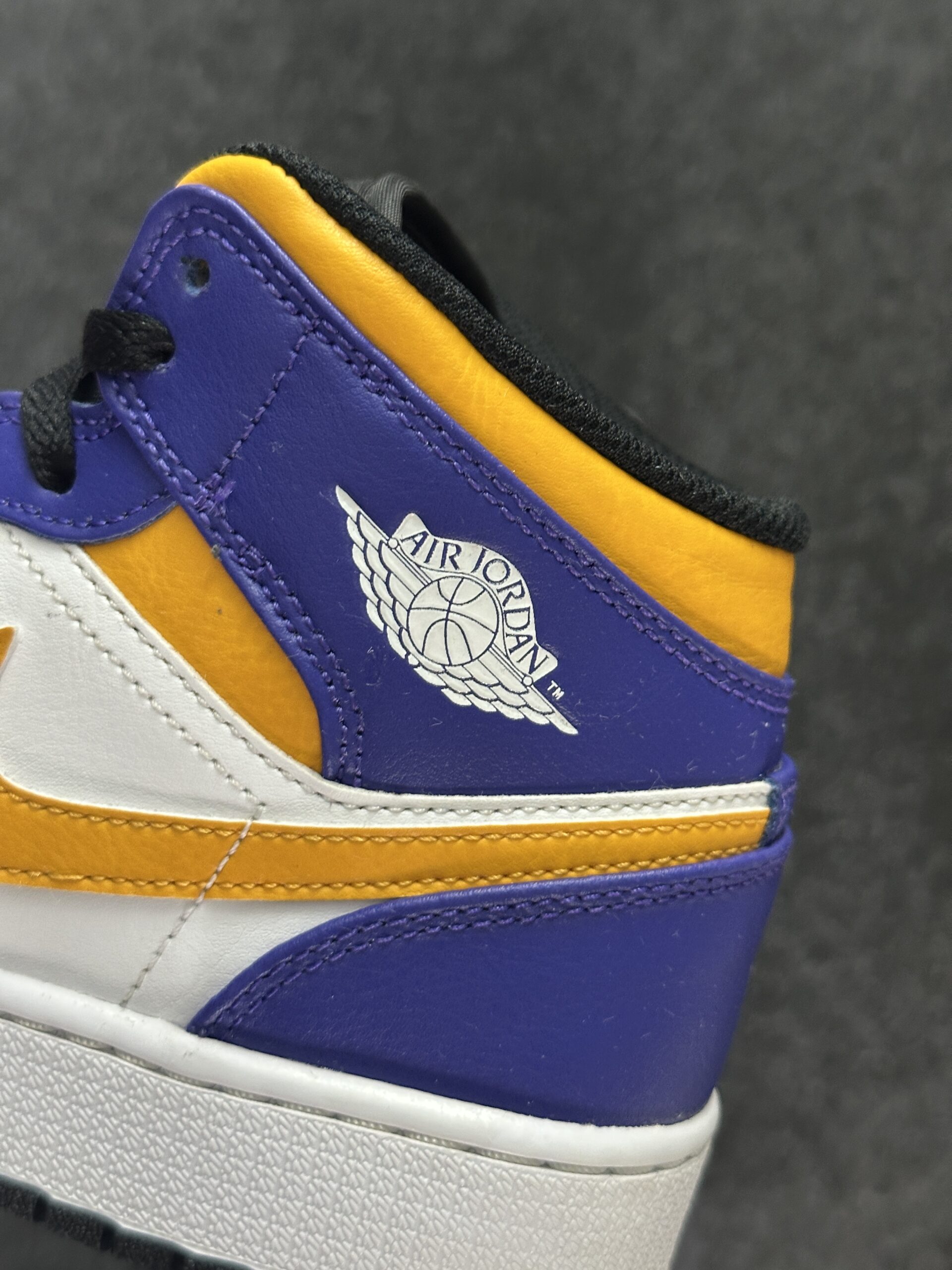 Air Jordan 1 Mid Lakers DQ8423-517 taglia EU 38 vista logo