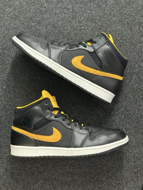 Air Jordan 1 Mid SE Black University Gold CI9352-001 foto principale