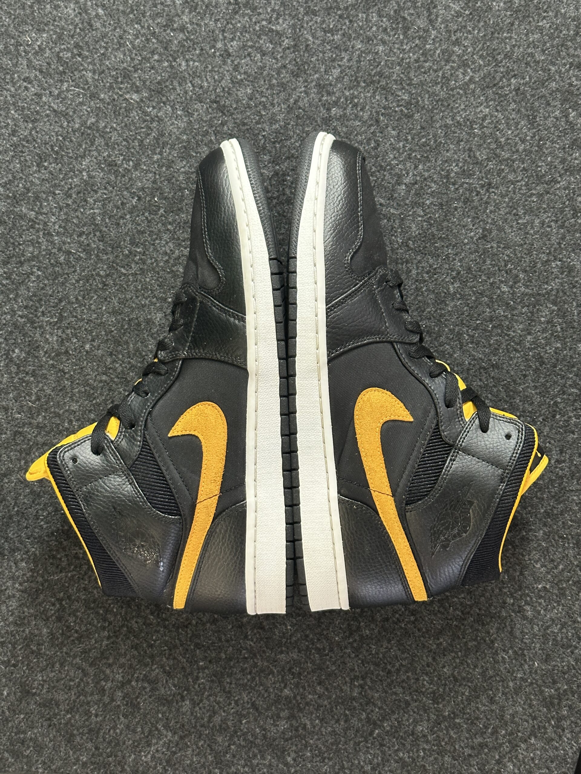 Air Jordan 1 Mid SE Black University Gold vista laterale interna