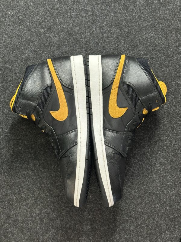 Air Jordan 1 Mid SE Black University Gold vista laterale esterna
