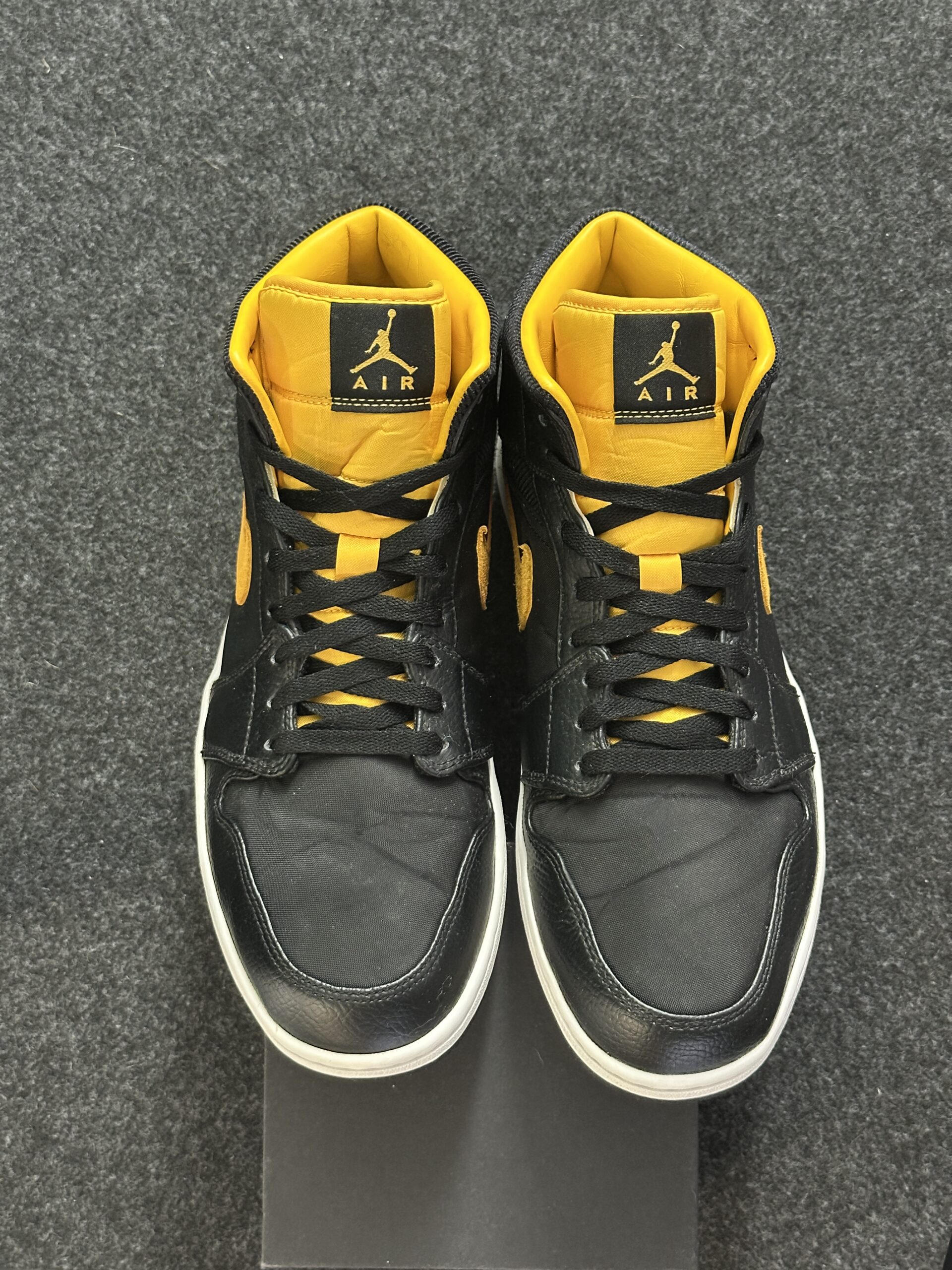 Punta Air Jordan 1 Mid SE Black University Gold dettaglio frontale