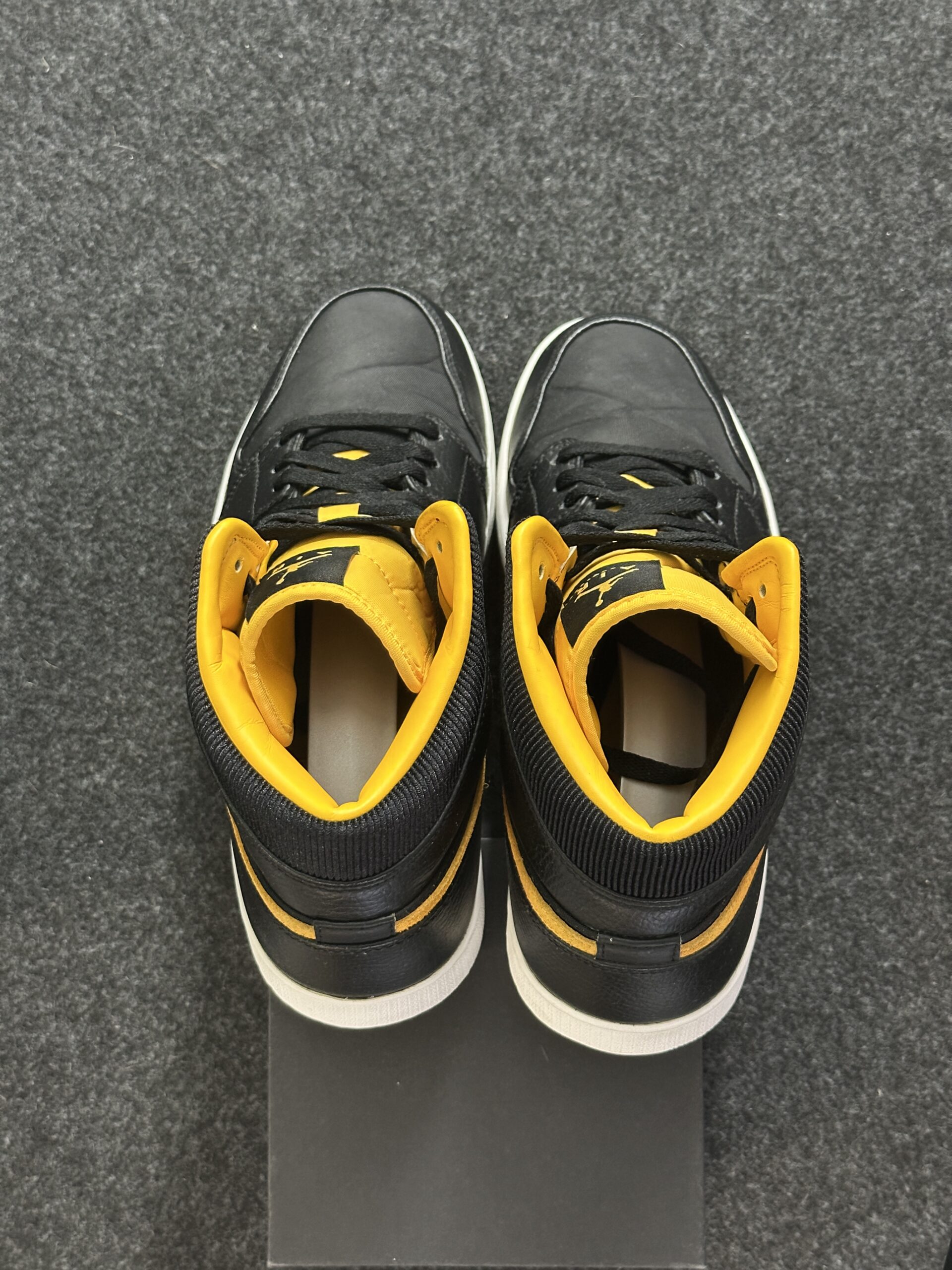 Tallone Air Jordan 1 Mid SE Black University Gold dettaglio posteriore