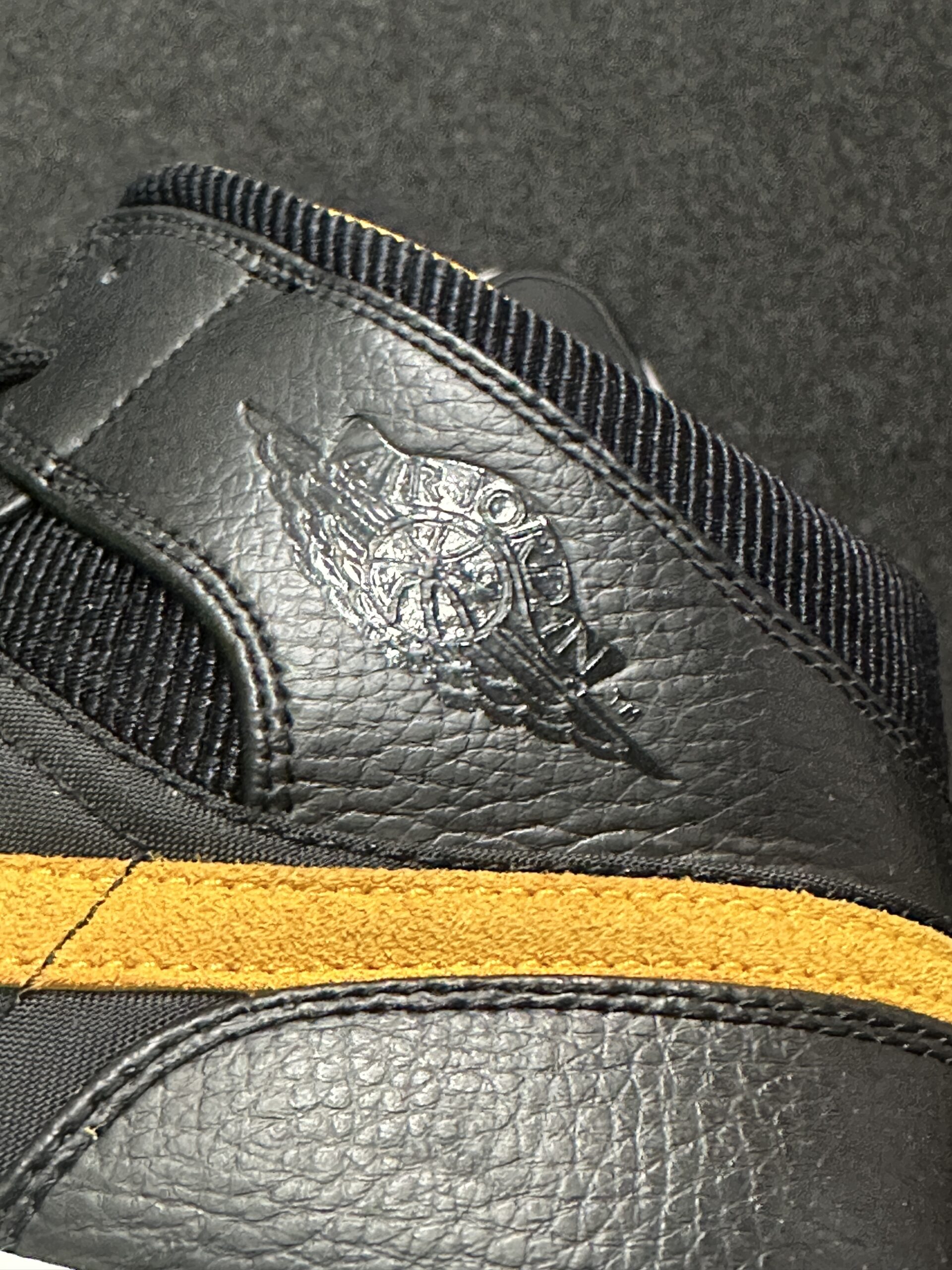 Logo Air Jordan 1 Mid SE Black University Gold dettaglio