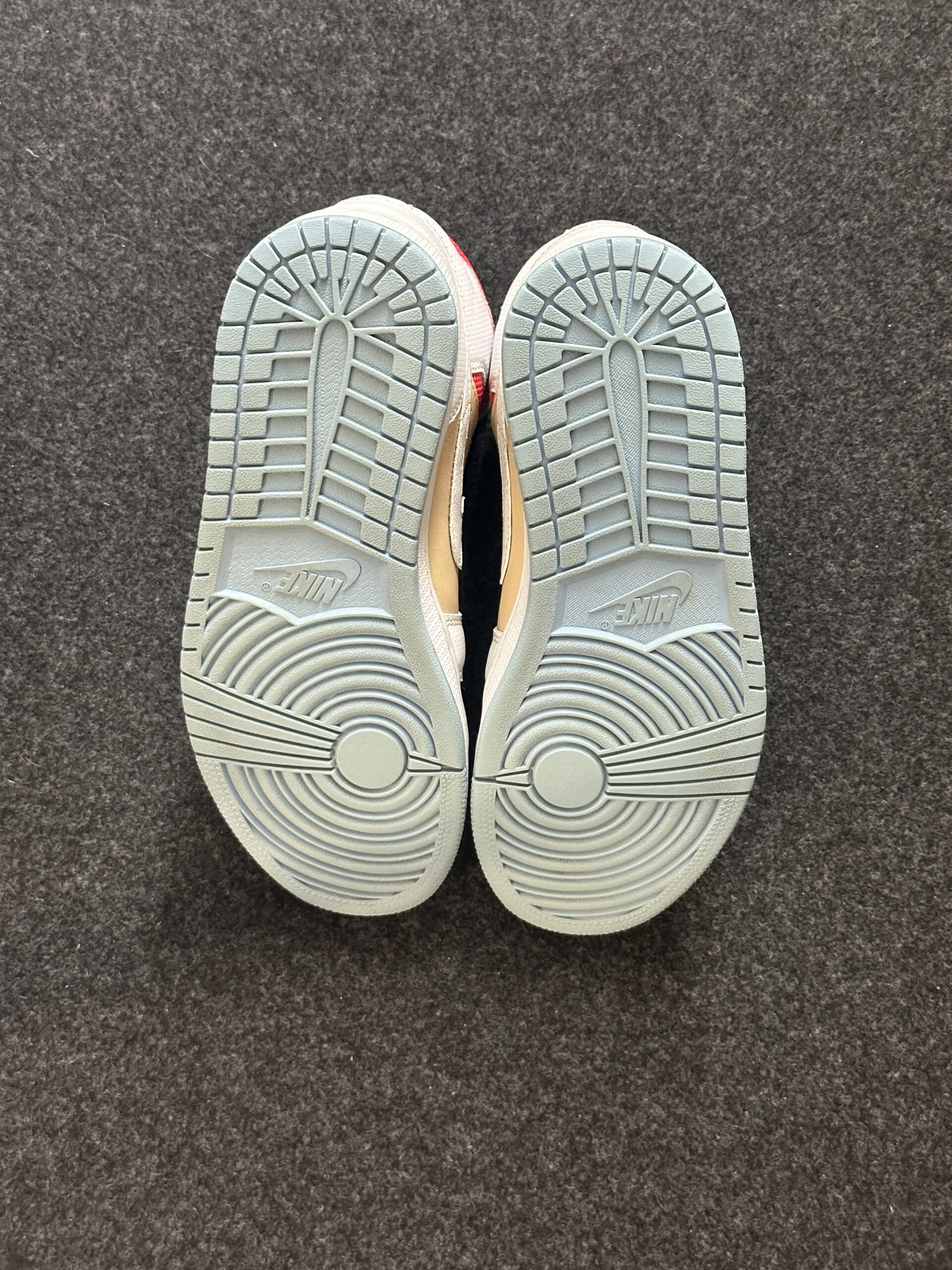 Air Jordan 1 Mid SE Sesame CZ0774-200 dettaglio suole