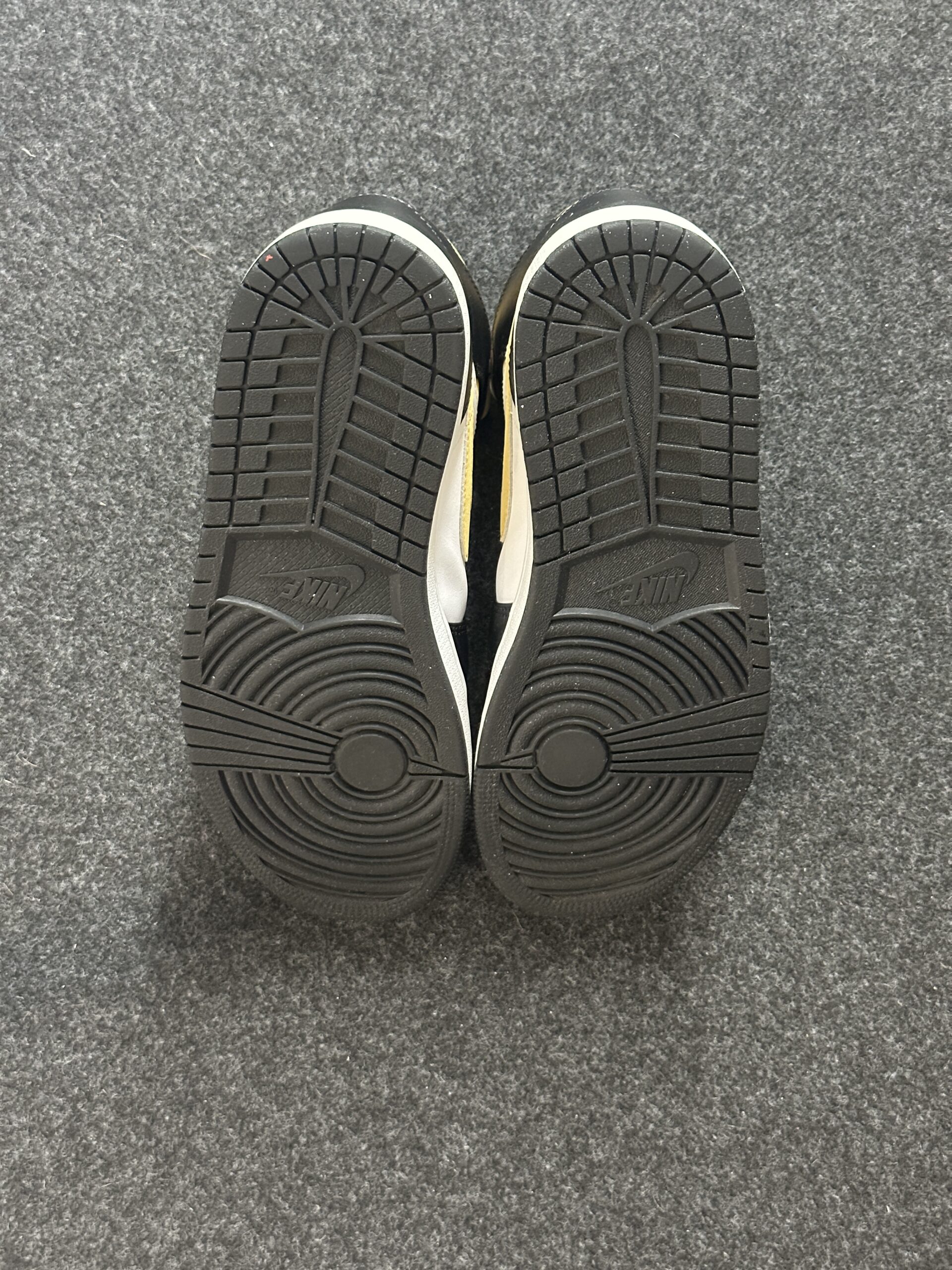 Air Jordan 1 Mid Pollen 554724-177 taglia EU 41 vista suole