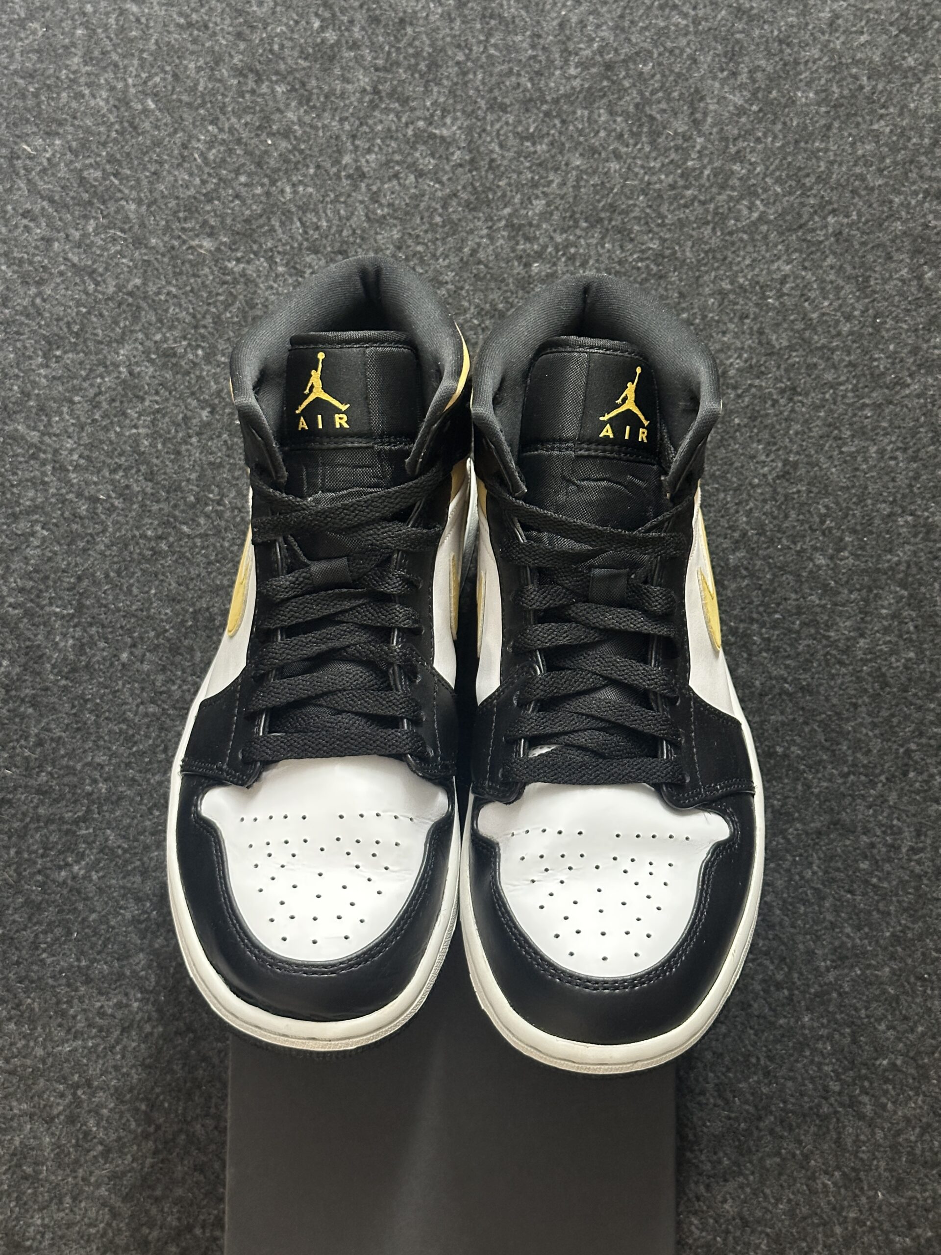 Air Jordan 1 Mid Pollen 554724-177 taglia EU 41 vista punta