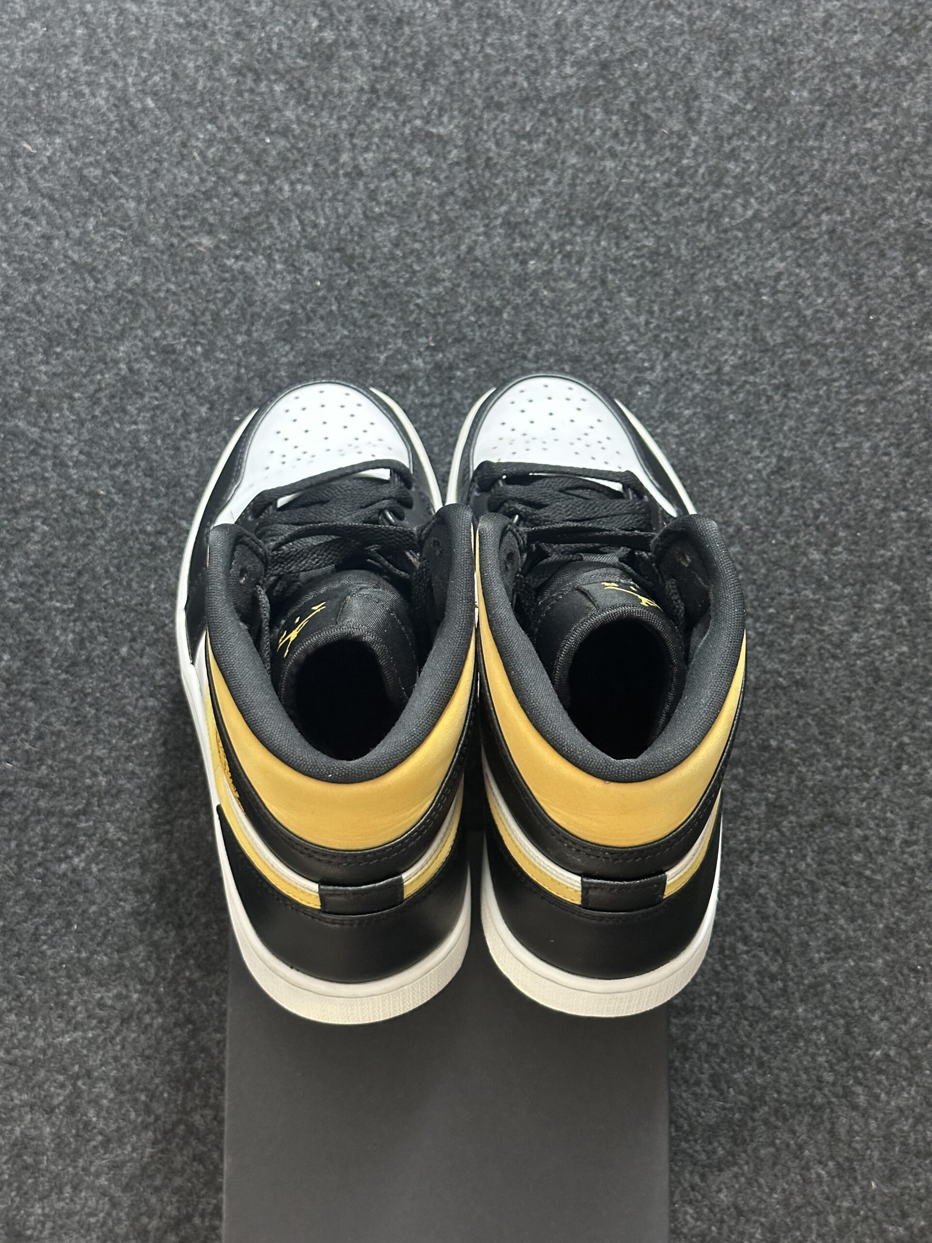 Air Jordan 1 Mid Pollen 554724-177 taglia EU 41 vista tallone