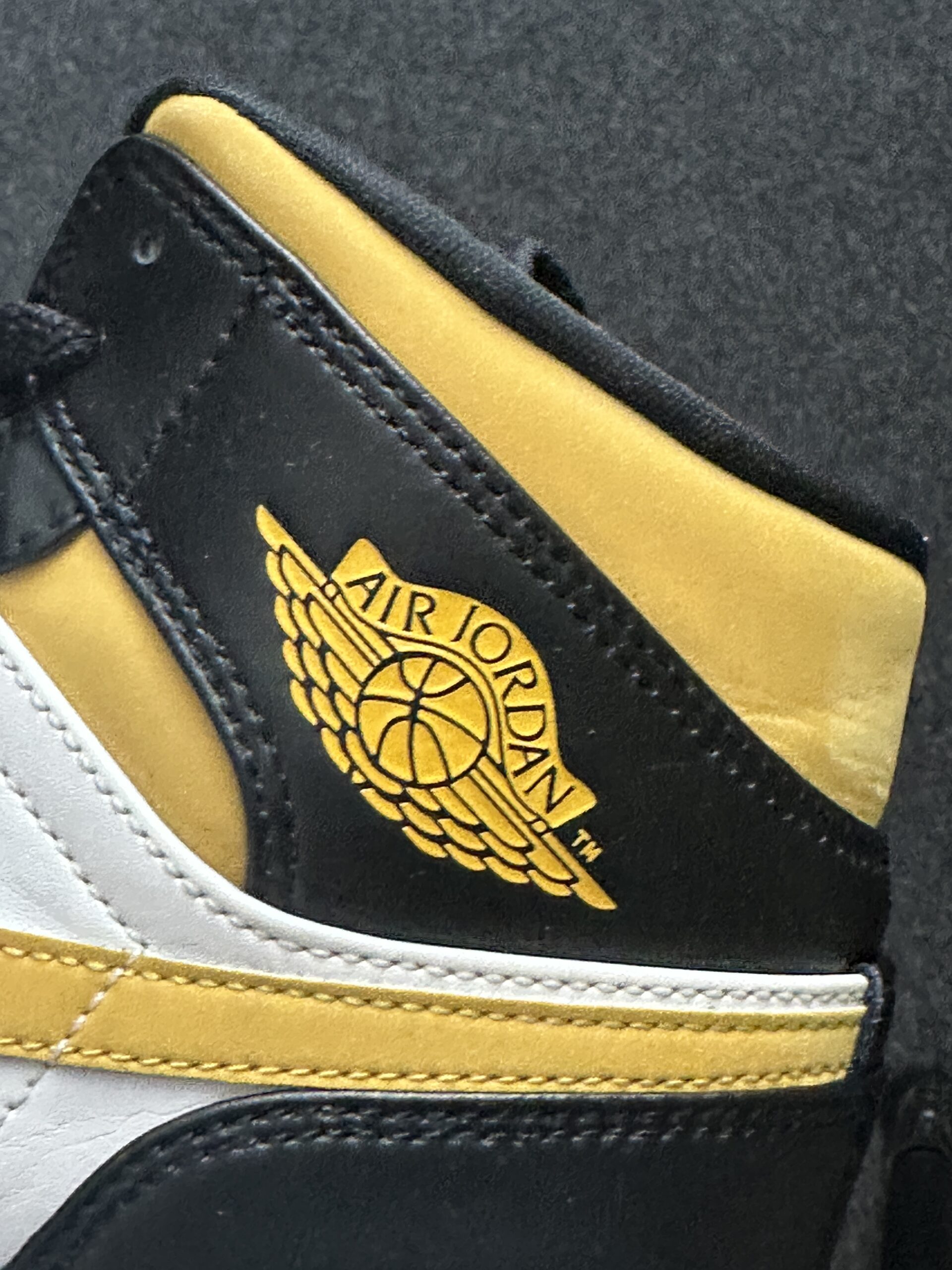 Air Jordan 1 Mid Pollen 554724-177 taglia EU 41 vista logo