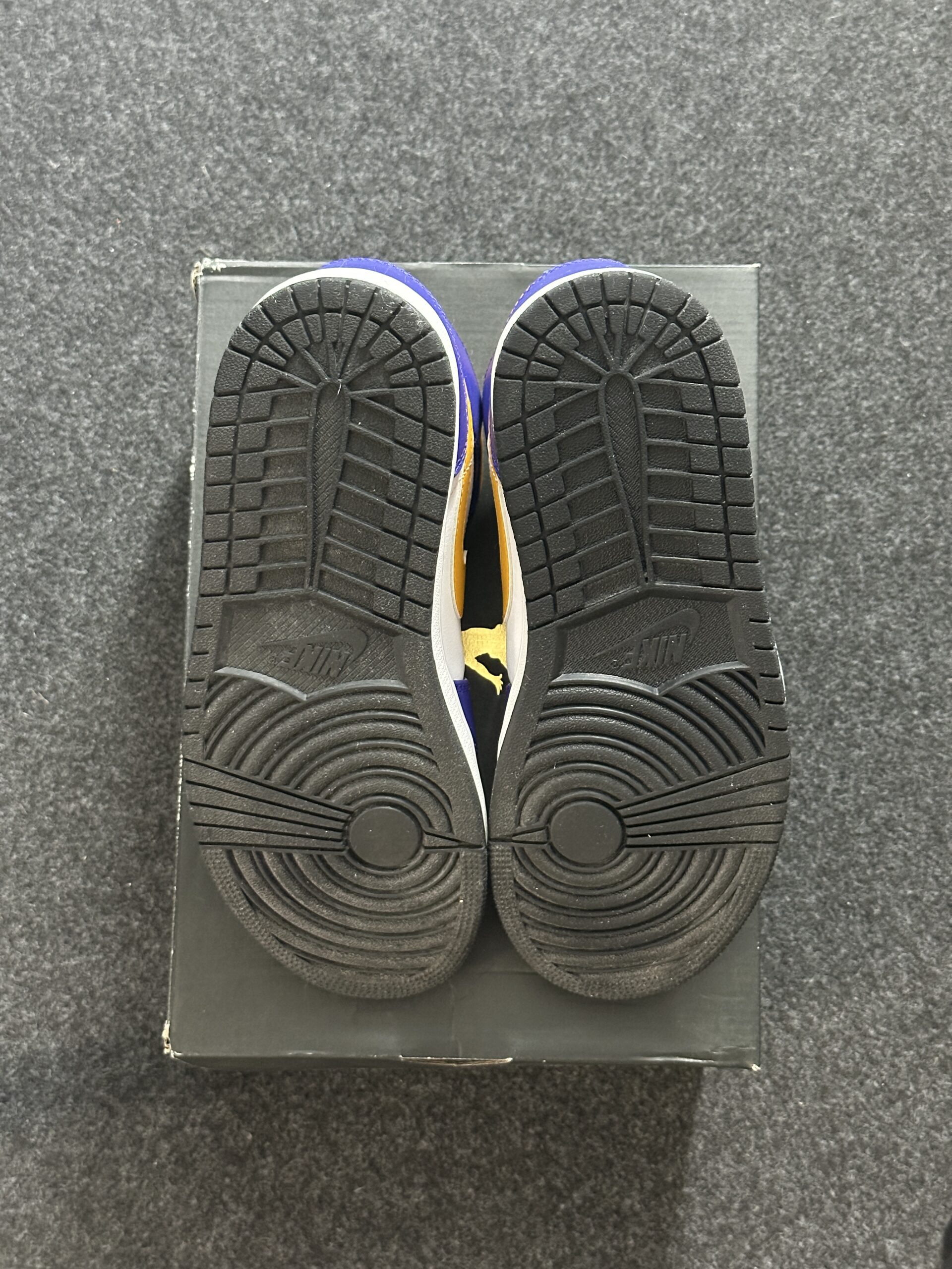 Air Jordan 1 Mid Lakers DQ8426-517 taglia EU 40.5 vista suole