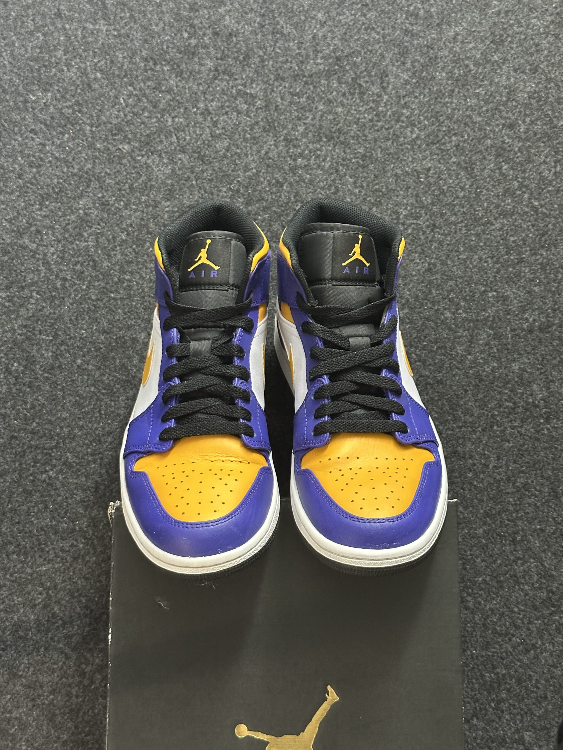 Air Jordan 1 Mid Lakers DQ8426-517 taglia EU 40.5 vista punta