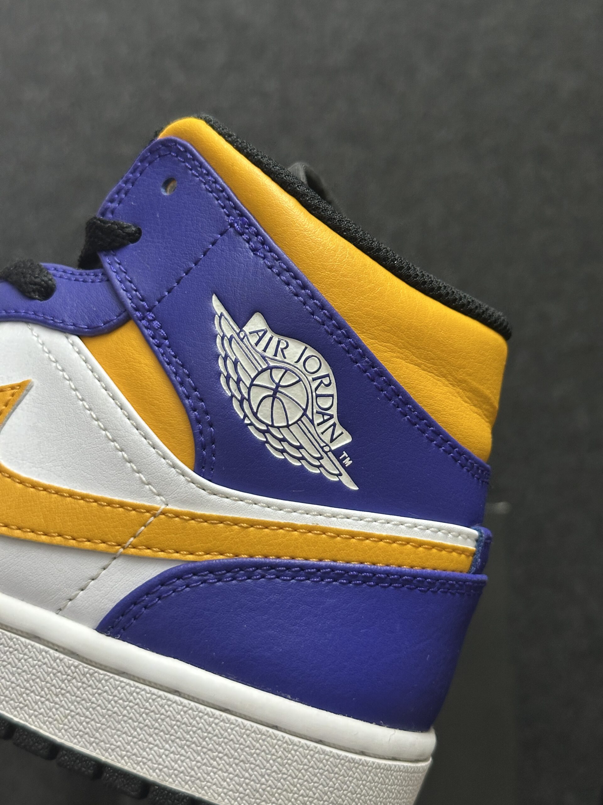 Air Jordan 1 Mid Lakers DQ8426-517 taglia EU 40.5 vista logo