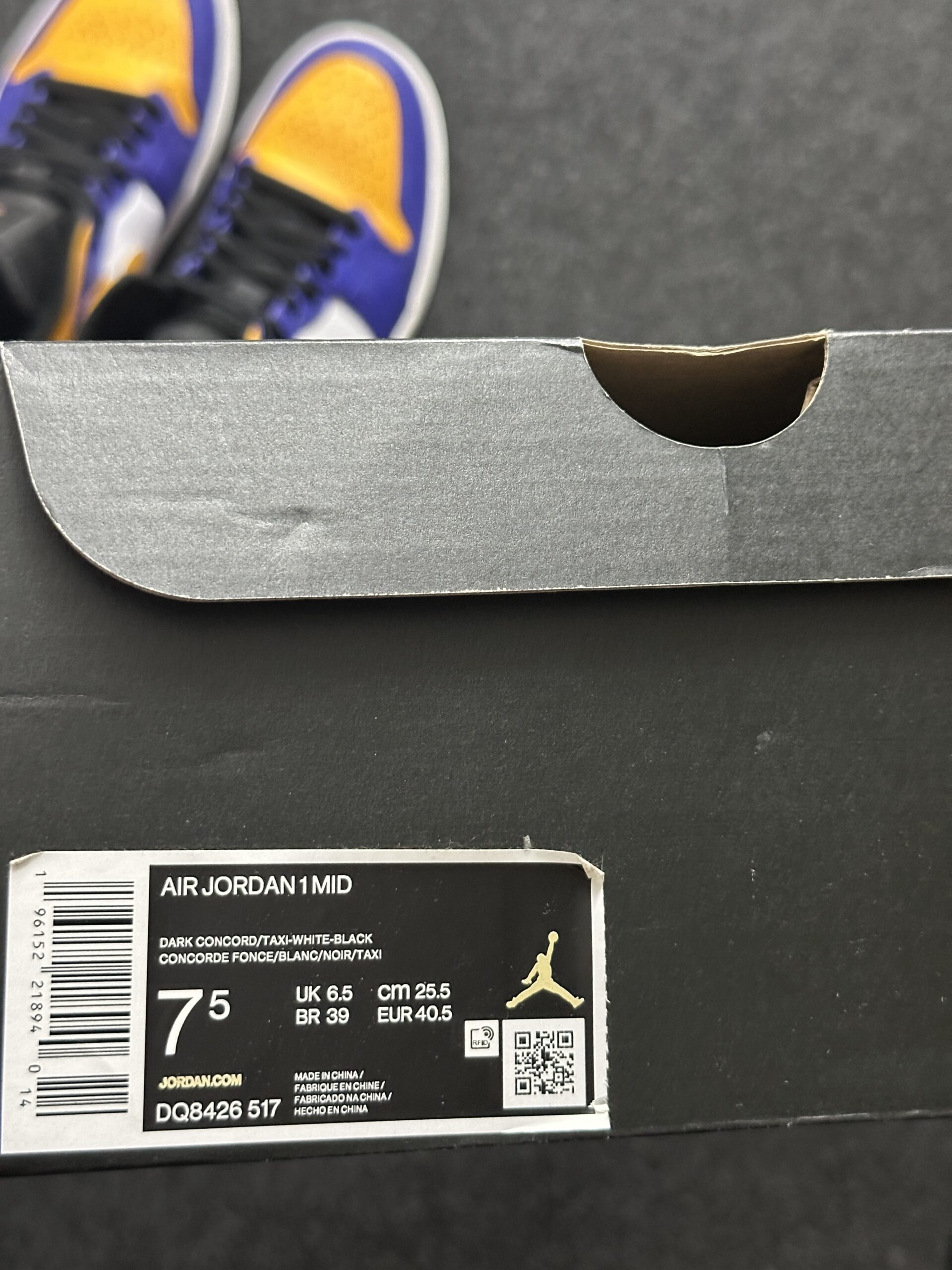 Air Jordan 1 Mid Lakers DQ8426-517 taglia EU 40.5 vista box