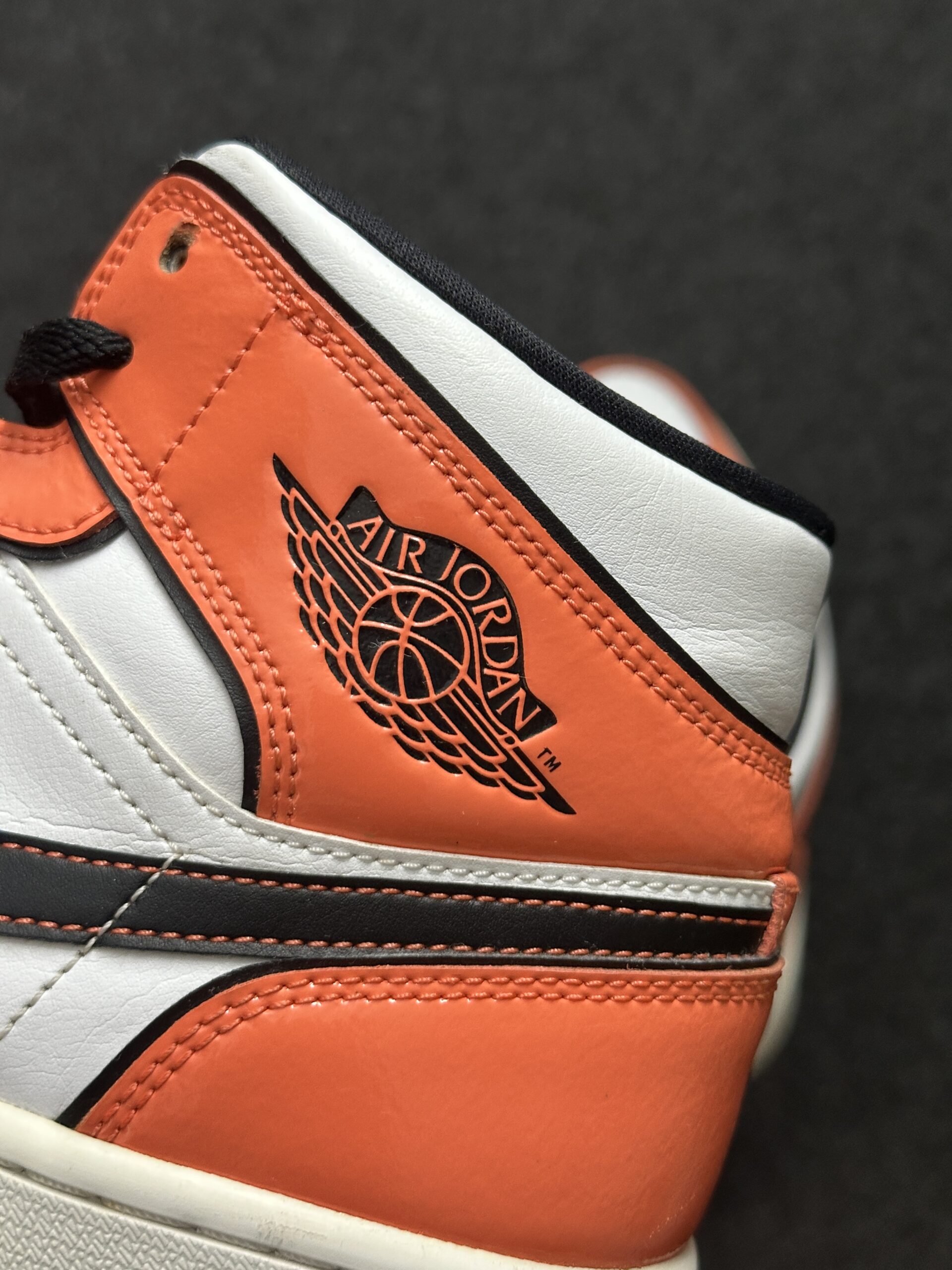 Air Jordan 1 Mid SE Turf Orange DD6834-802 taglia EU 43 vista logo